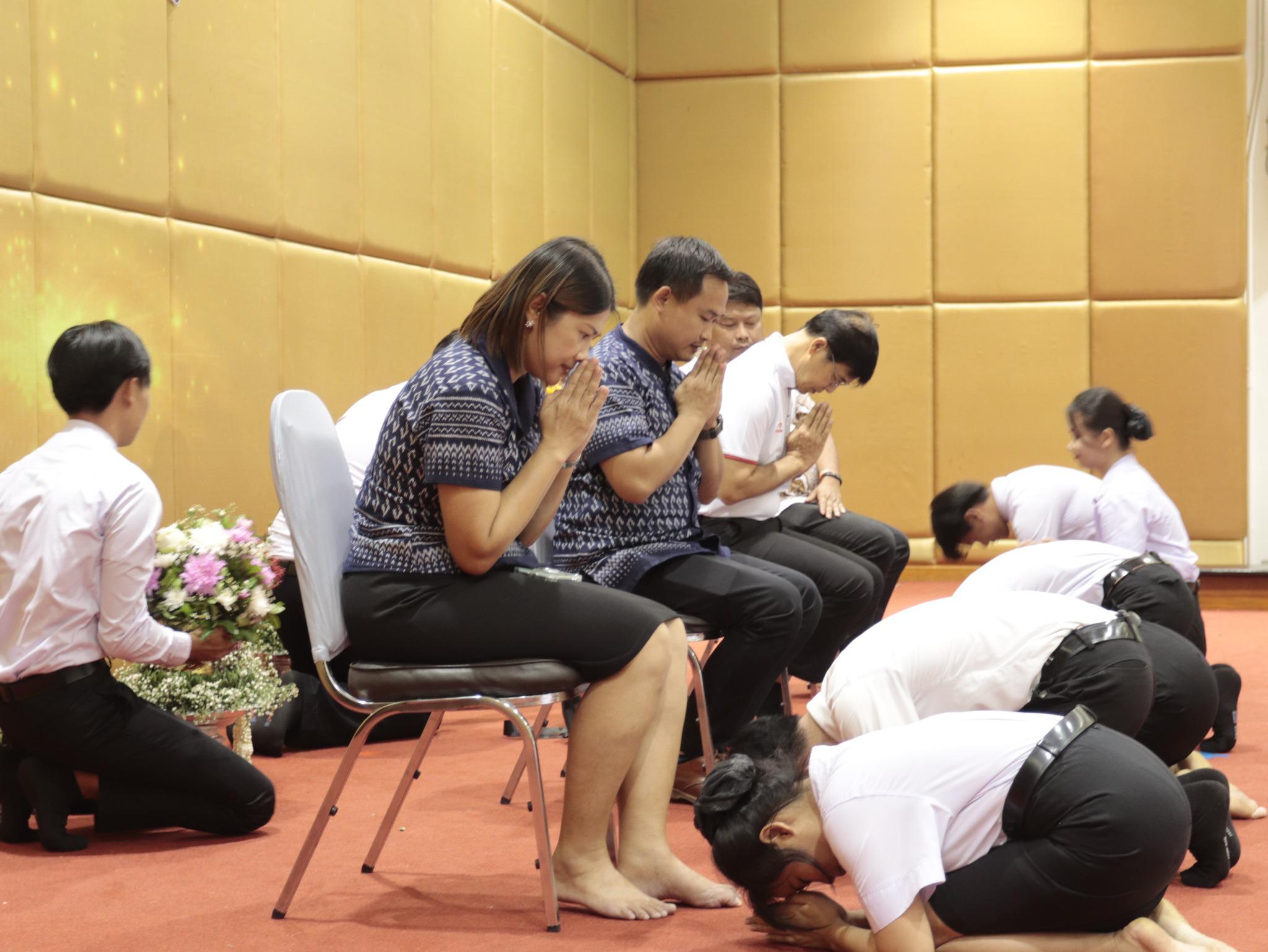 12. ภาพกิจกรรมพิธีไหว้ครู โปรแกรมวิชาคอมพิวเตอร์  คณะครุศาสตร์  มหาวิทยาลัยราชภัฏกำแพงเพชร  ประจำปีการศึกษา 2566 ในวันที่ 6 กรกฎาคม พ.ศ.2566   ณ ห้องประชุมคุรุร่มสัก 2