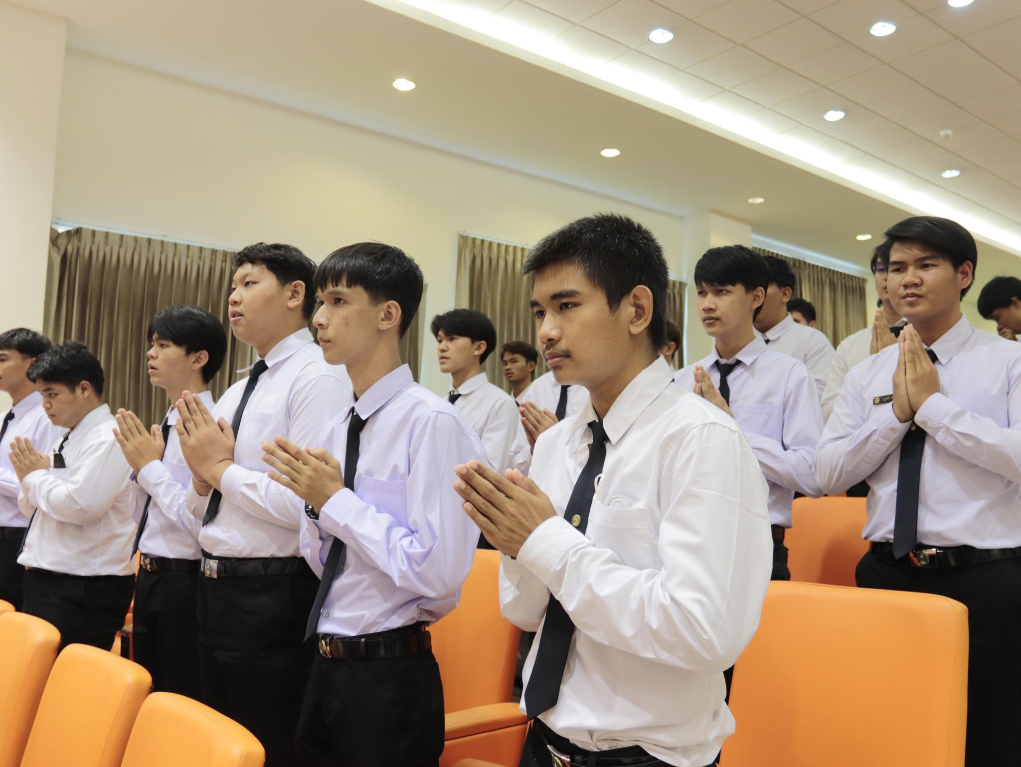 20. ภาพกิจกรรมพิธีไหว้ครู โปรแกรมวิชาคอมพิวเตอร์  คณะครุศาสตร์  มหาวิทยาลัยราชภัฏกำแพงเพชร  ประจำปีการศึกษา 2566 ในวันที่ 6 กรกฎาคม พ.ศ.2566   ณ ห้องประชุมคุรุร่มสัก 2