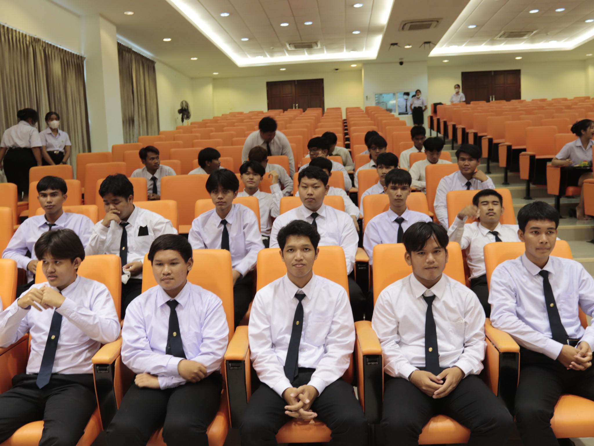 30. ภาพกิจกรรมพิธีไหว้ครู โปรแกรมวิชาคอมพิวเตอร์  คณะครุศาสตร์  มหาวิทยาลัยราชภัฏกำแพงเพชร  ประจำปีการศึกษา 2566 ในวันที่ 6 กรกฎาคม พ.ศ.2566   ณ ห้องประชุมคุรุร่มสัก 2