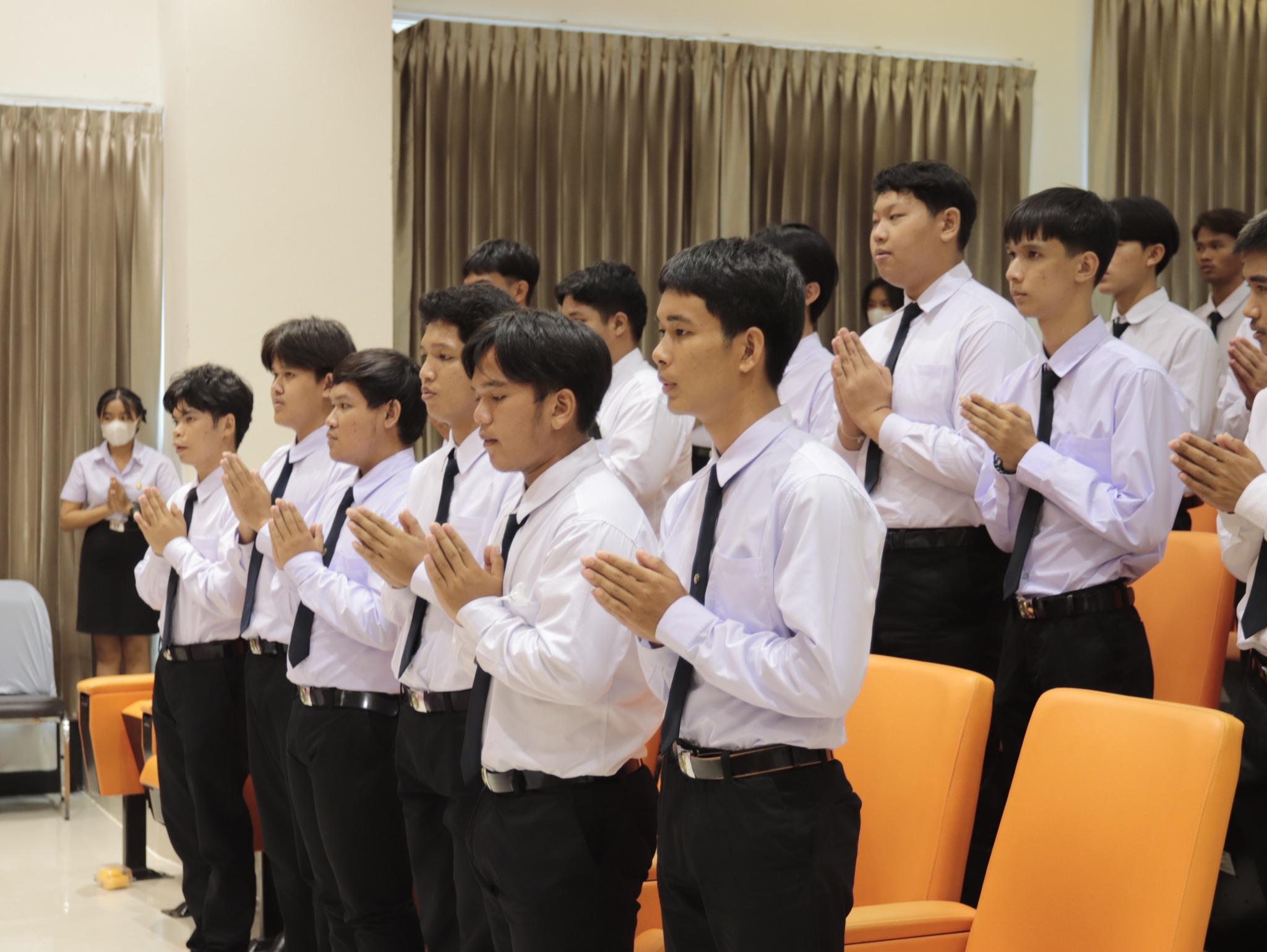 34. ภาพกิจกรรมพิธีไหว้ครู โปรแกรมวิชาคอมพิวเตอร์  คณะครุศาสตร์  มหาวิทยาลัยราชภัฏกำแพงเพชร  ประจำปีการศึกษา 2566 ในวันที่ 6 กรกฎาคม พ.ศ.2566   ณ ห้องประชุมคุรุร่มสัก 2