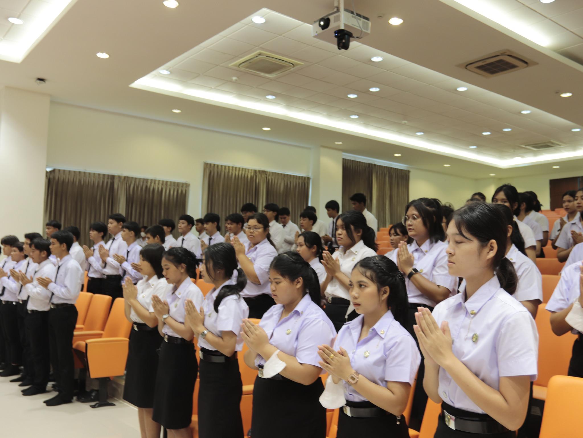 48. ภาพกิจกรรมพิธีไหว้ครู โปรแกรมวิชาคอมพิวเตอร์  คณะครุศาสตร์  มหาวิทยาลัยราชภัฏกำแพงเพชร  ประจำปีการศึกษา 2566 ในวันที่ 6 กรกฎาคม พ.ศ.2566   ณ ห้องประชุมคุรุร่มสัก 2