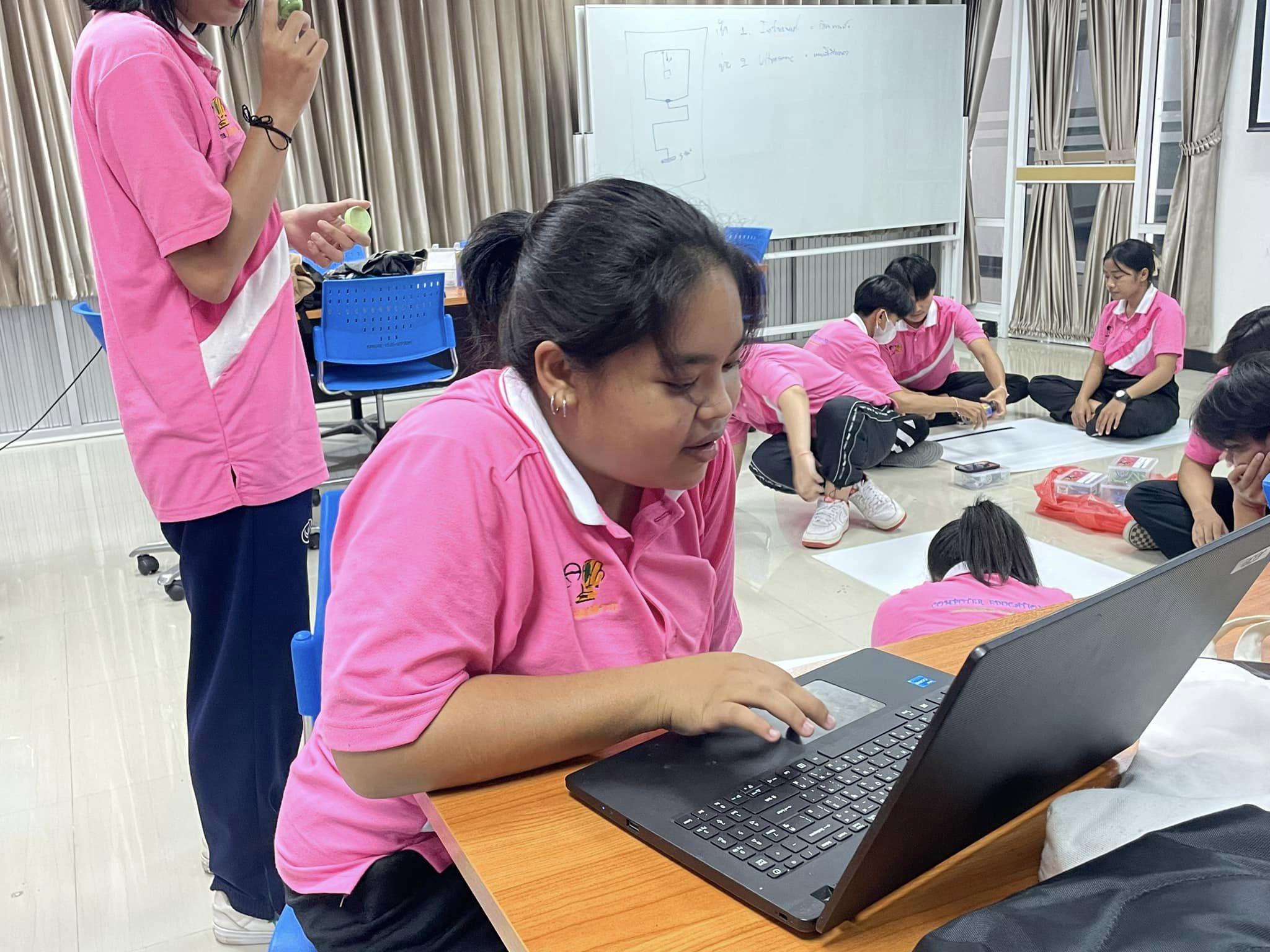17. ได้จัดกิจกรรมโครงการพัฒนาสมรรถนะด้านดิจิทัล กิจกรรมอบรมเชิงปฏิบัติการพัฒนาทักษะดิจิทัล เรื่อง การจัดการเรียนรู้ STEM โปรแกรมคอมพิวเตอร์ สำหรับนักศึกษา ประจำปีการศึกษา 2566 “ 