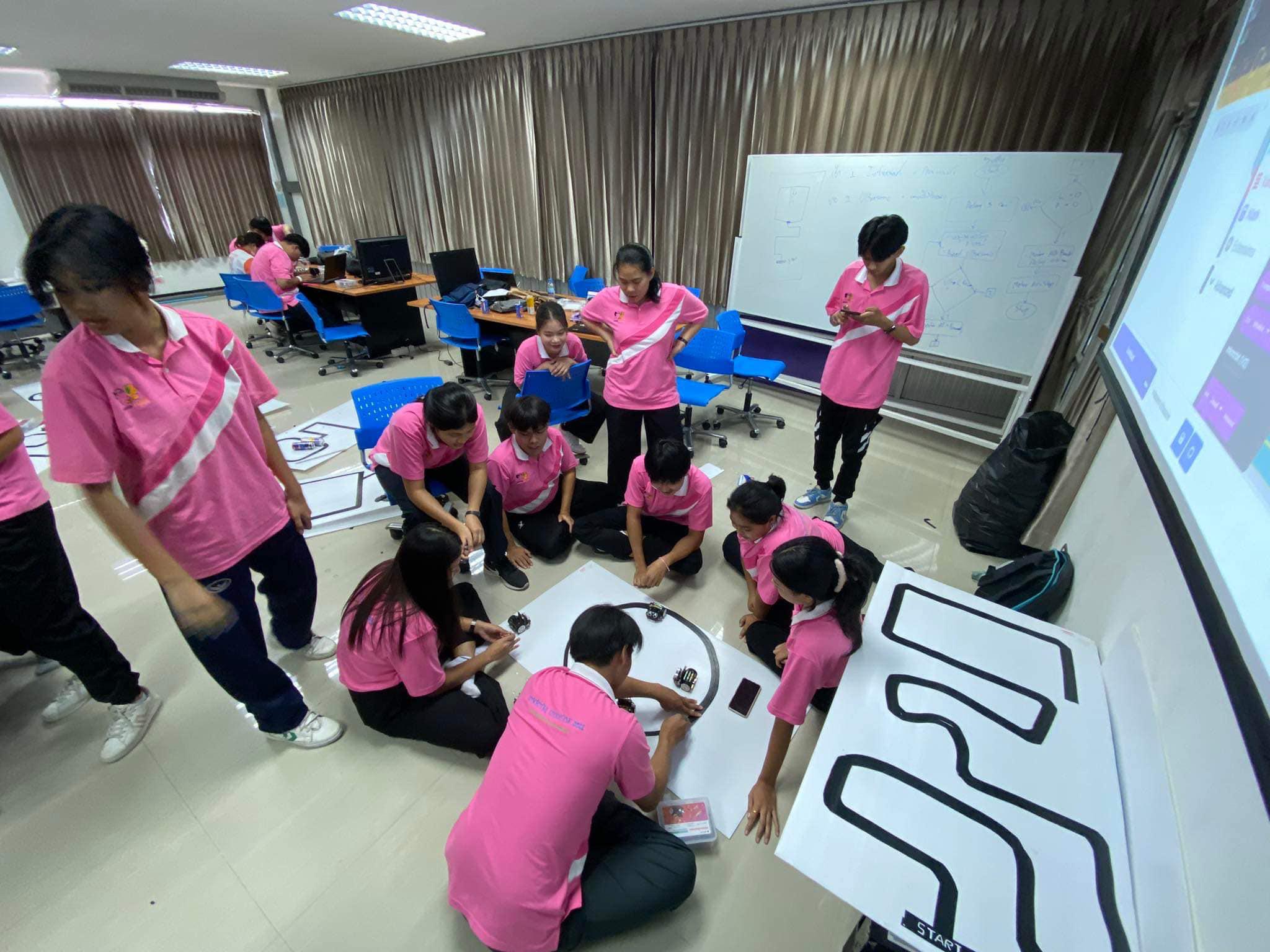 4. ได้จัดกิจกรรมโครงการพัฒนาสมรรถนะด้านดิจิทัล กิจกรรมอบรมเชิงปฏิบัติการพัฒนาทักษะดิจิทัล เรื่อง การจัดการเรียนรู้ STEM โปรแกรมคอมพิวเตอร์ สำหรับนักศึกษา ประจำปีการศึกษา 2566 “ 