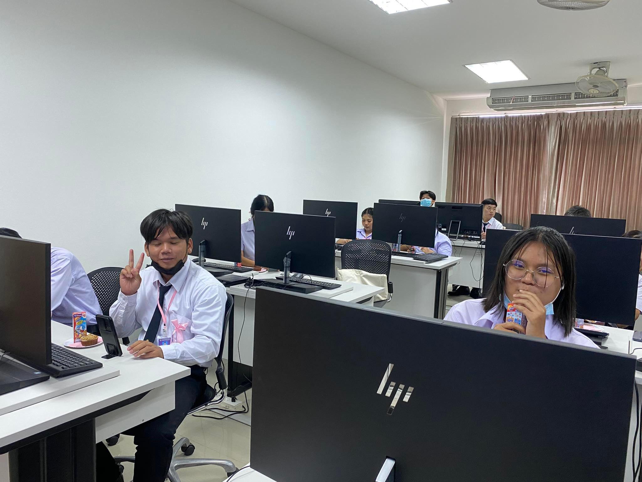 2. กิจกรรม อบรมเตรียมความพร้อมนักศึกษาใหม่โปรแกรมวิชาคอมพิวเตอร์ วัตถุประสงค์เพื่อเป็นการพัฒนาทักษะพื้นฐานที่จำเป็นและสร้างความแข็งแกร่งทางวิชาการและวิชาชีพให้แก่นักศึกษาใหม่โปรแกรมวิชาคอมพิวเตอร์ วันที่ 25 มิถุนายน 2566 ณ ห้องอิเล็กทรอนิกส์1 