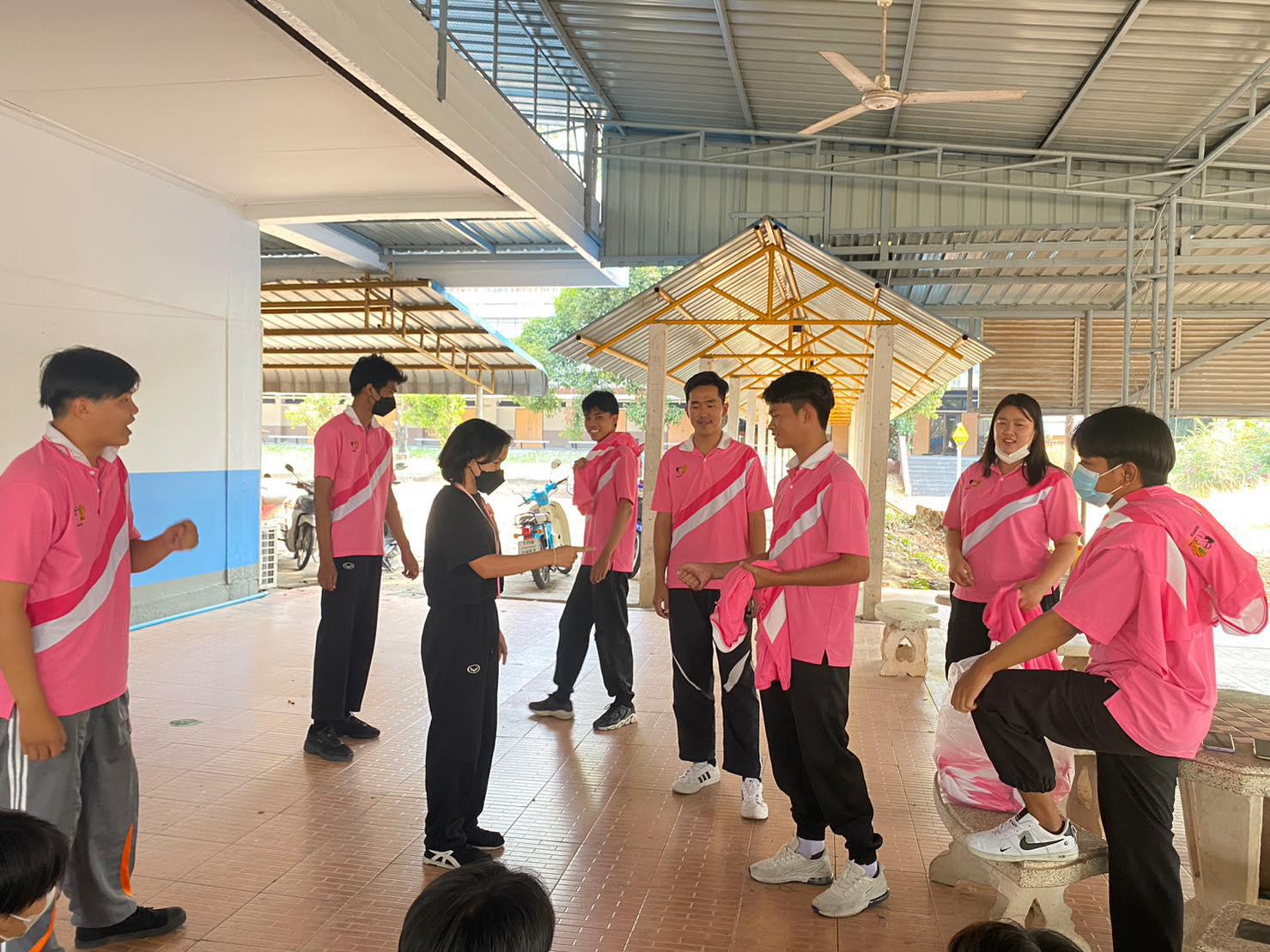 9. วันที่ 23 มีนาคม พ.ศ.2566  กิจกรรม แจก มอบ เสื้อเอกคอมพิวเตอร์ โดยพี่ปี 2  (