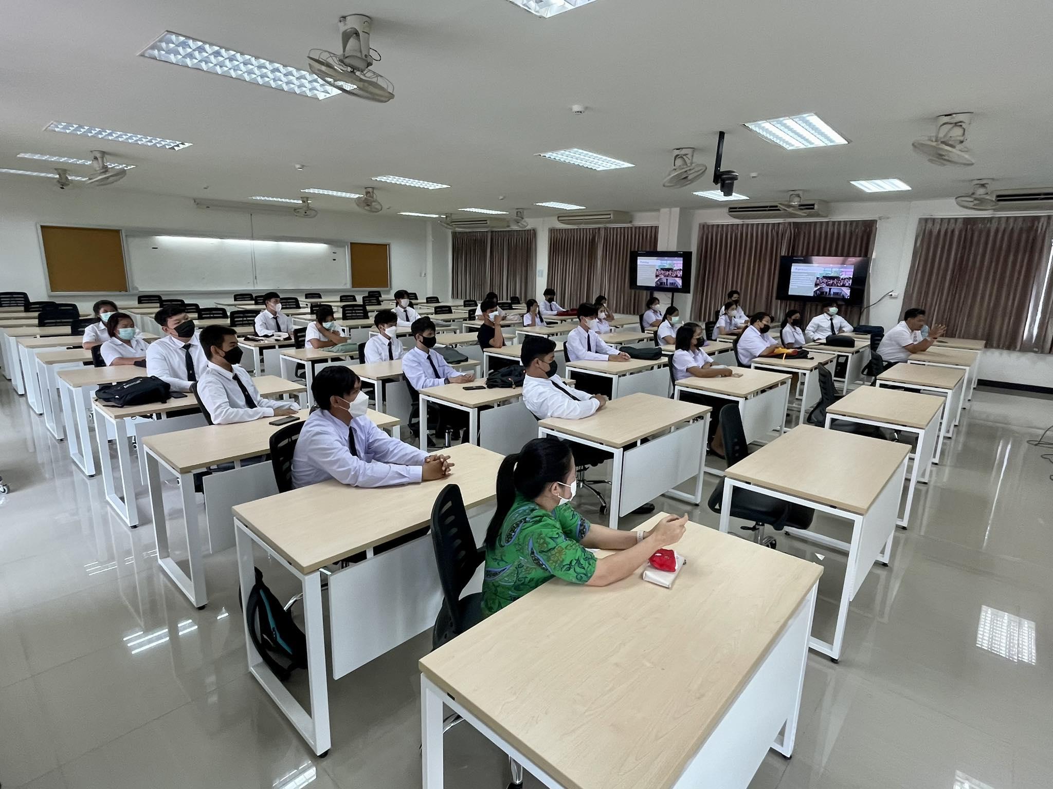 2. 21 มิ.ย. 2566 ณ ห้องเรียน 46506 เวลา 15.00 น. โปรแกรมวิชาคอมพิวเตอร์ คณะครุศาสตร์ มหาวิทยาลัยราชภัฏกำแพงเพชร จัดกิจกรรมปฐมนิเทศ นักศึกษาชั้นปีที่ 1 โดยมี ดร.วิวัฒน์ ทวีทรัพย์ ประธานโปรแกรมวิชาคอมพิวเตอร์ กล่าวต้อนรับ พร้อมกับแนะนำคณาจารย์ และหลักสูตร