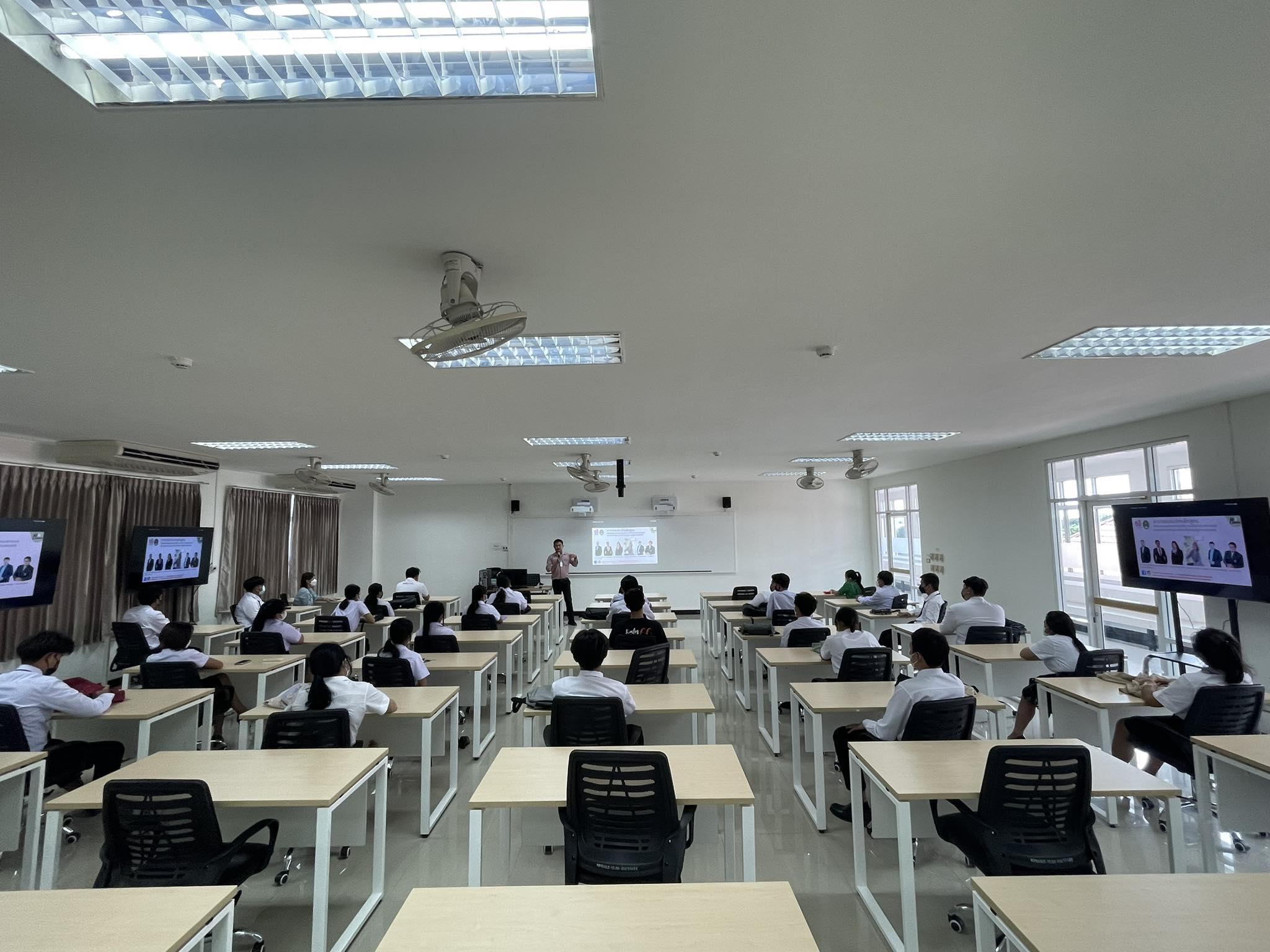 4. 21 มิ.ย. 2566 ณ ห้องเรียน 46506 เวลา 15.00 น. โปรแกรมวิชาคอมพิวเตอร์ คณะครุศาสตร์ มหาวิทยาลัยราชภัฏกำแพงเพชร จัดกิจกรรมปฐมนิเทศ นักศึกษาชั้นปีที่ 1 โดยมี ดร.วิวัฒน์ ทวีทรัพย์ ประธานโปรแกรมวิชาคอมพิวเตอร์ กล่าวต้อนรับ พร้อมกับแนะนำคณาจารย์ และหลักสูตร