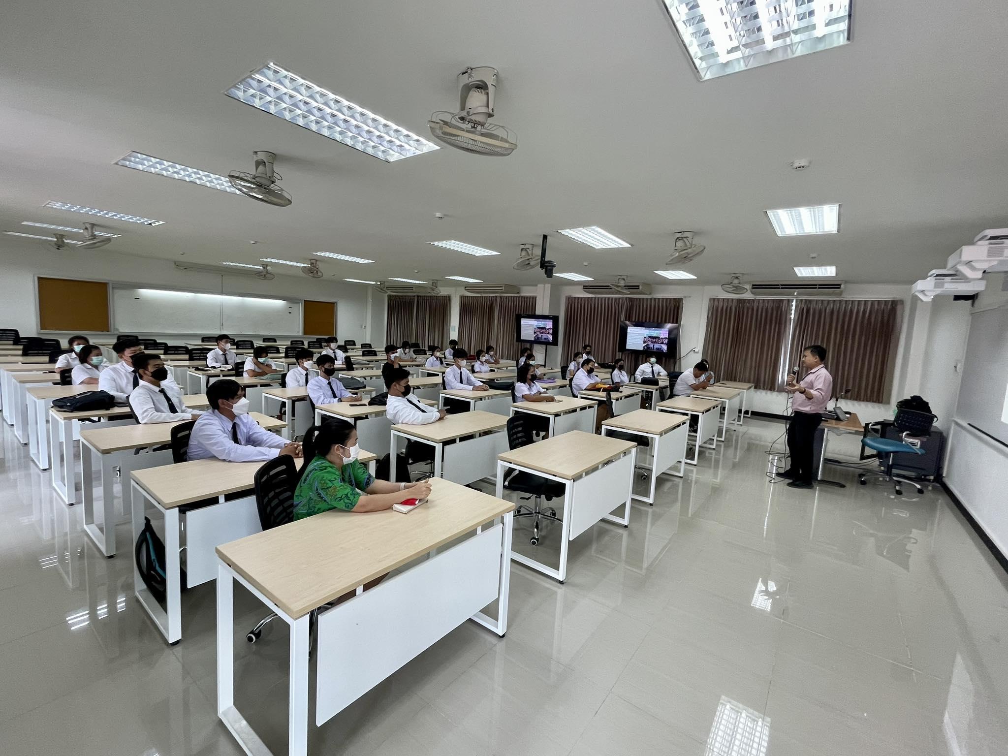 24. 21 มิ.ย. 2566 ณ ห้องเรียน 46506 เวลา 15.00 น. โปรแกรมวิชาคอมพิวเตอร์ คณะครุศาสตร์ มหาวิทยาลัยราชภัฏกำแพงเพชร จัดกิจกรรมปฐมนิเทศ นักศึกษาชั้นปีที่ 1 โดยมี ดร.วิวัฒน์ ทวีทรัพย์ ประธานโปรแกรมวิชาคอมพิวเตอร์ กล่าวต้อนรับ พร้อมกับแนะนำคณาจารย์ และหลักสูตร