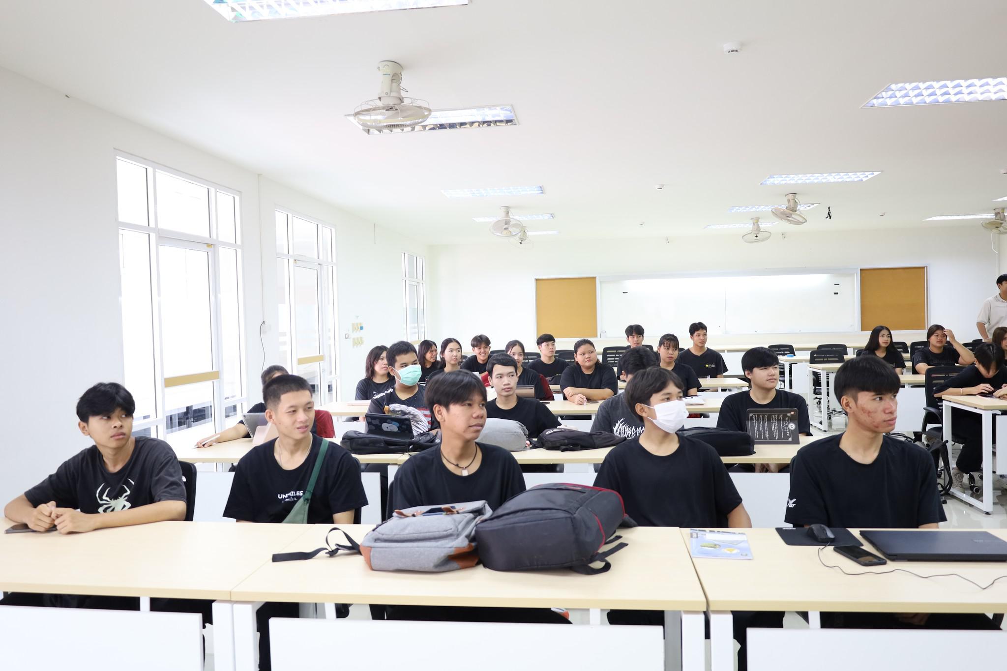 2. โครงการพัฒนาศักยภาพนักศึกษา กิจกรรมพัฒนาทักษะภาษาอังกฤษเพื่อการสื่อสารวิชาชีพครูคอมพิวเตอร์ โดยได้รับเกียรติจาก รศ.ดร.บัณฑิต  ฉัตรวิโรจน์  คณบดีคณะครุศาสตร์  กล่าวเปิดกิจกรรม