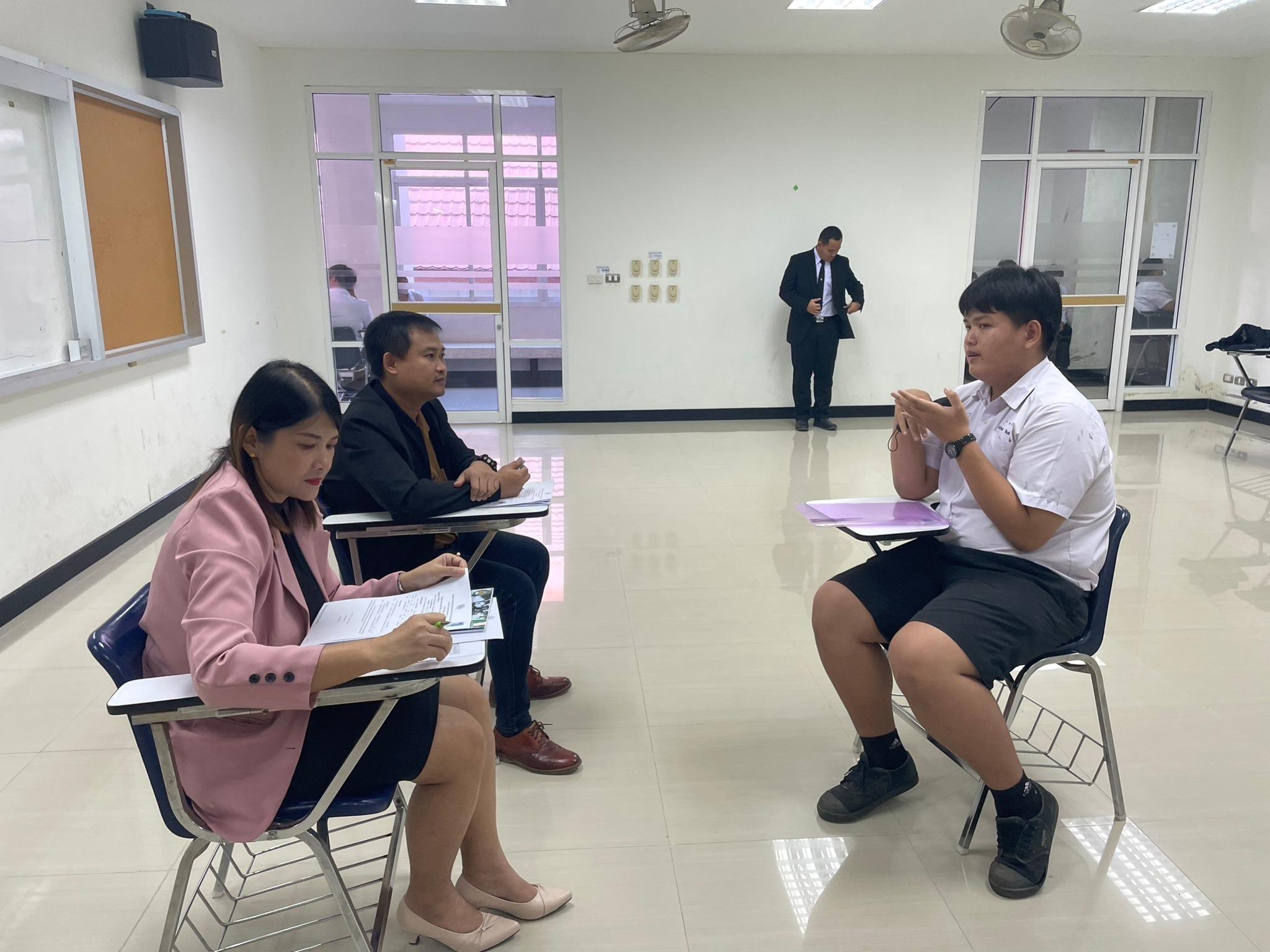 2. ภาพบรรยากาศการสอบสัมภาษณ์ ภาคปกติ รอบที่1 โปรแกรมวิชาคอมพิวเตอร์ คณะครุศาสตร์ มหาวิทยาลัยราชภัฏกำแพงเพชร ปีการศึกษา 2567  ในวันที่ 16 ธันวาคม 2566