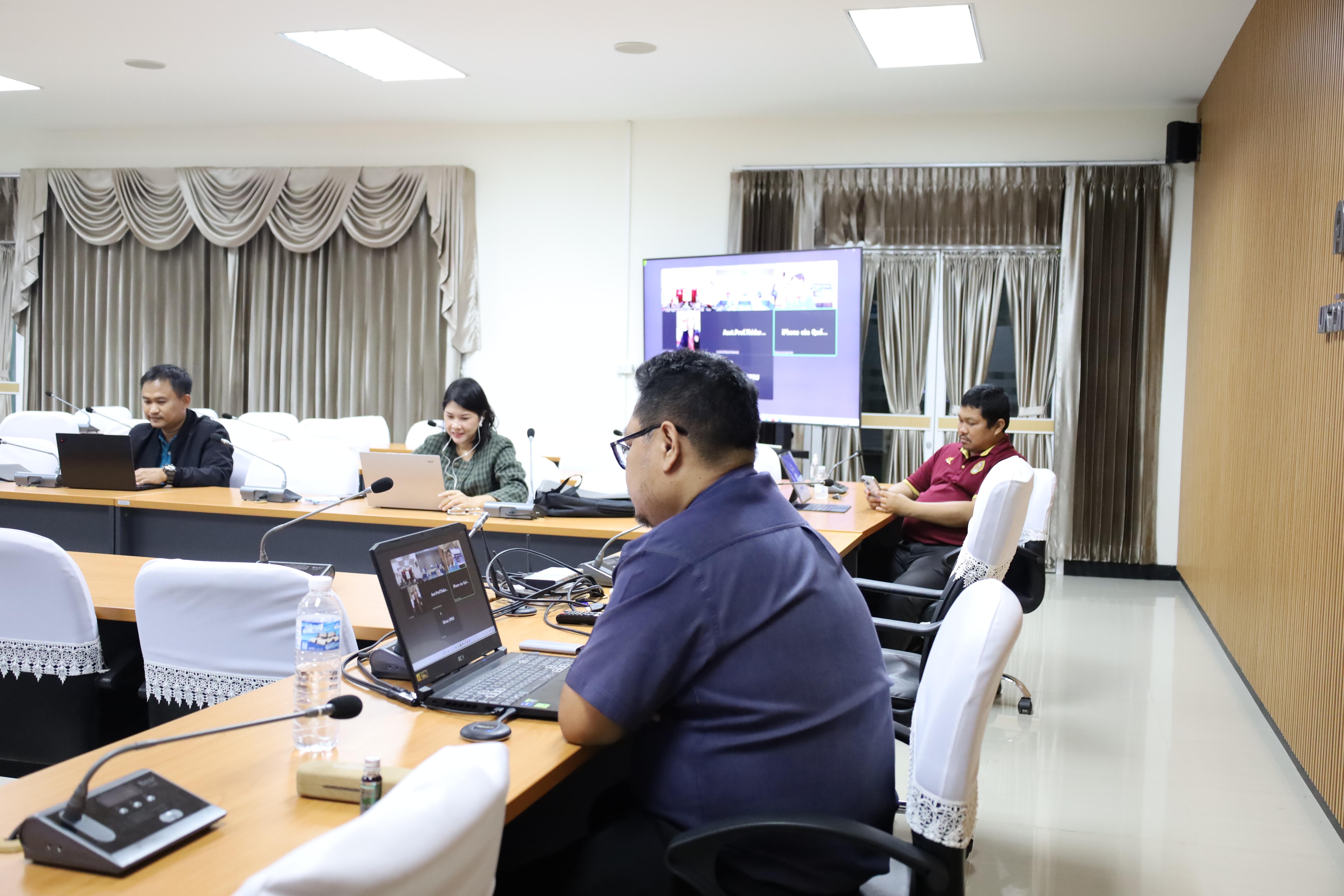 แลกเปลี่ยนเกี่ยวกับหลักสูตรและการจัดการเรียนการสอนในรูปแบบออนไลน์