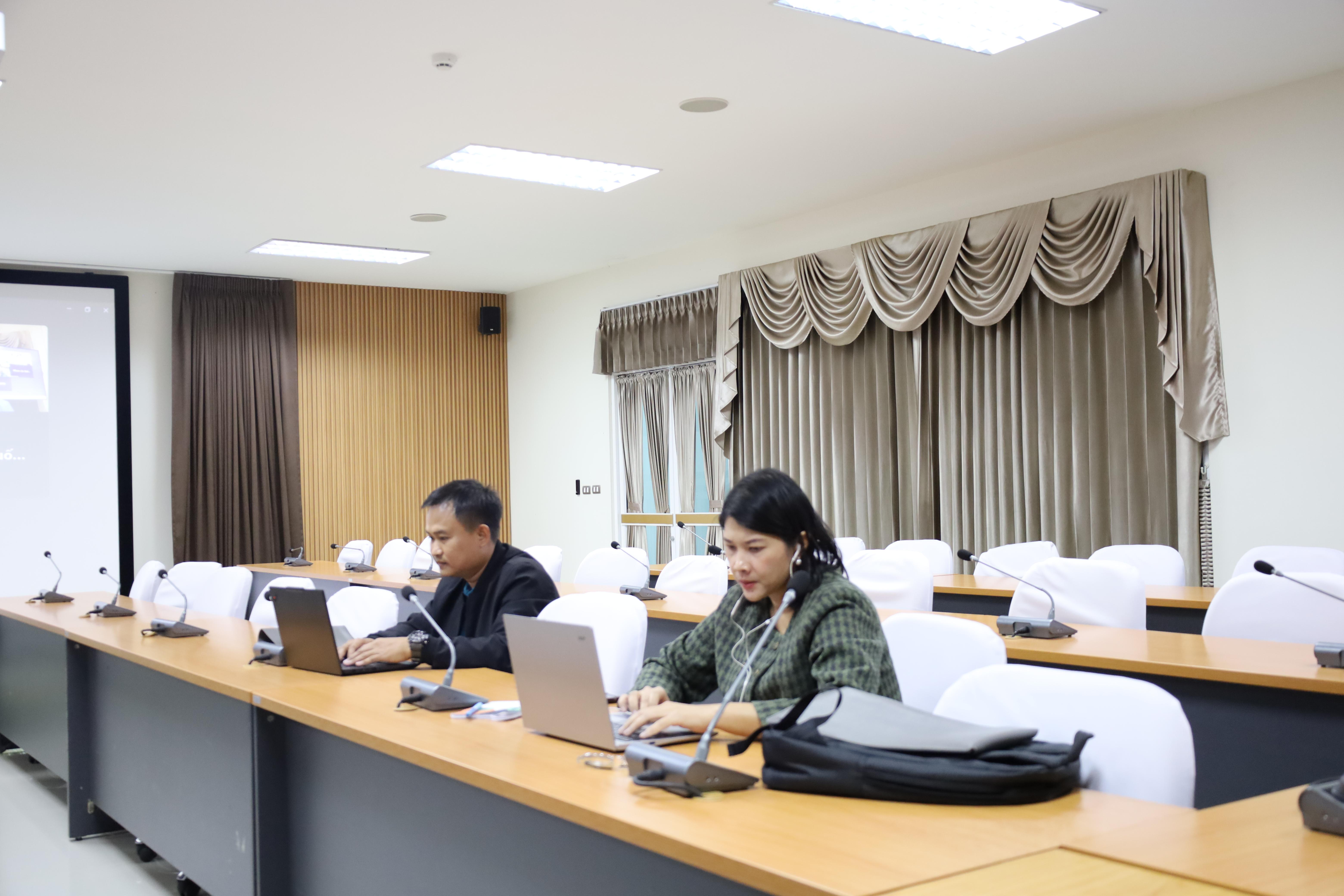 แลกเปลี่ยนเกี่ยวกับหลักสูตรและการจัดการเรียนการสอนในรูปแบบออนไลน์