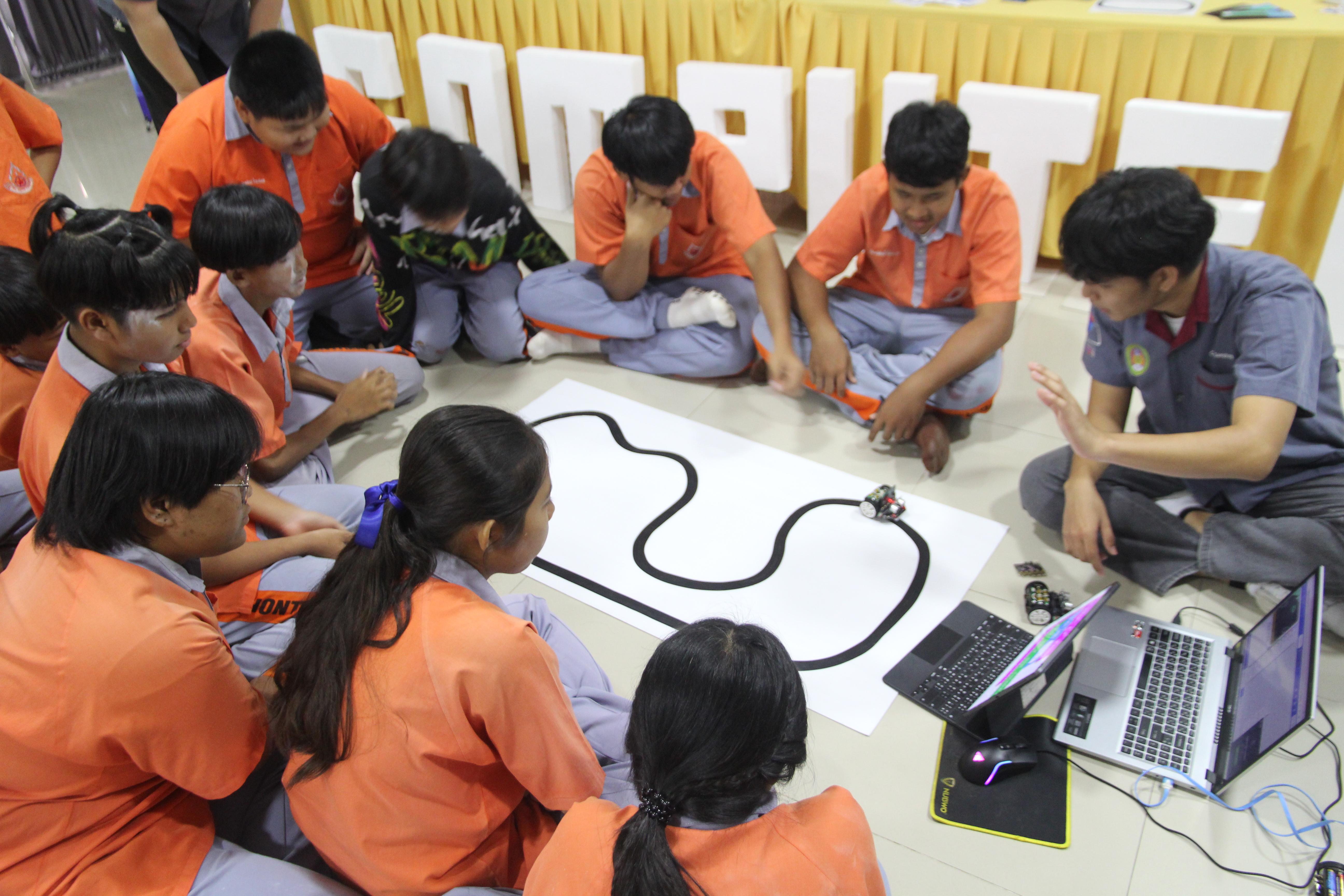 393. โปรแกรมวิชาคอมพิวเตอร์ ร่วมจัดค่ายวิชาการ 8 กลุ่มสาระการเรียนรู้ประจำปีการศึกษา 2568