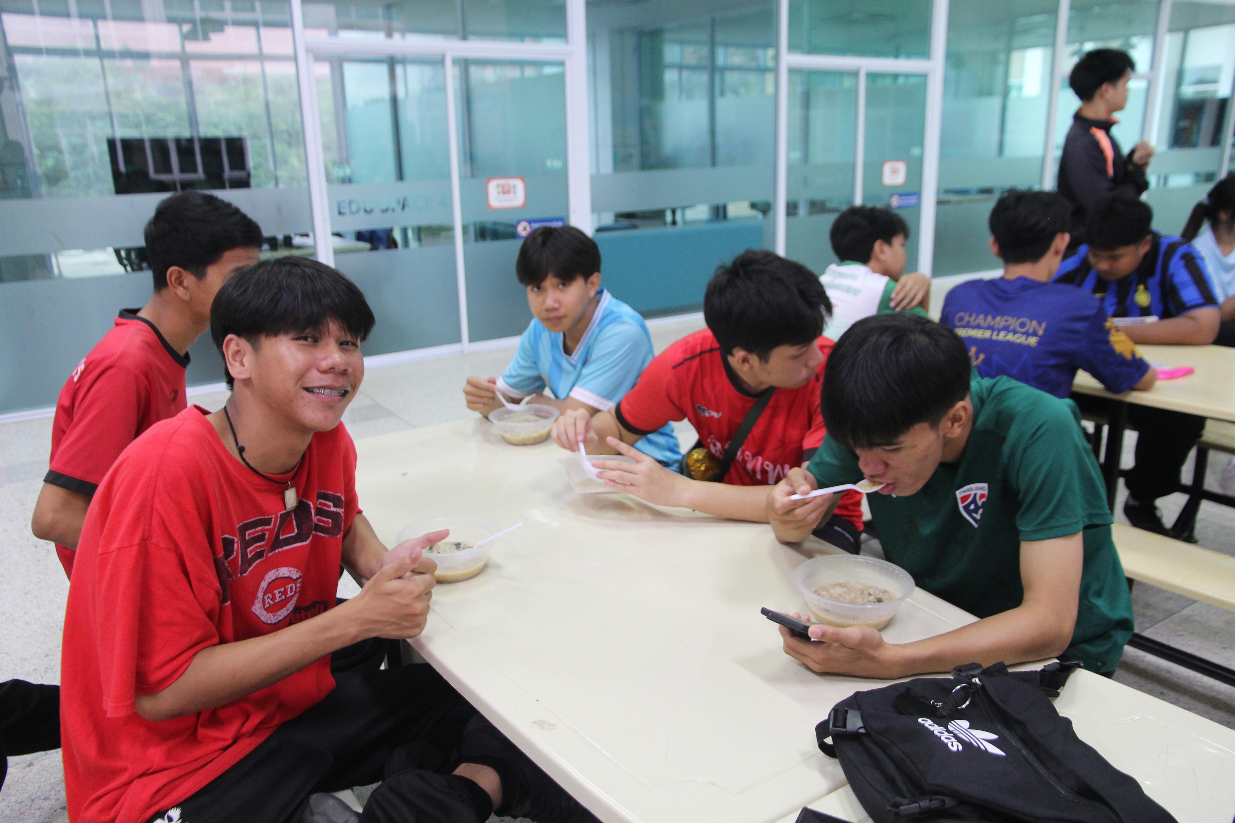 57. กิจกรรมผูกข้อมือ 68