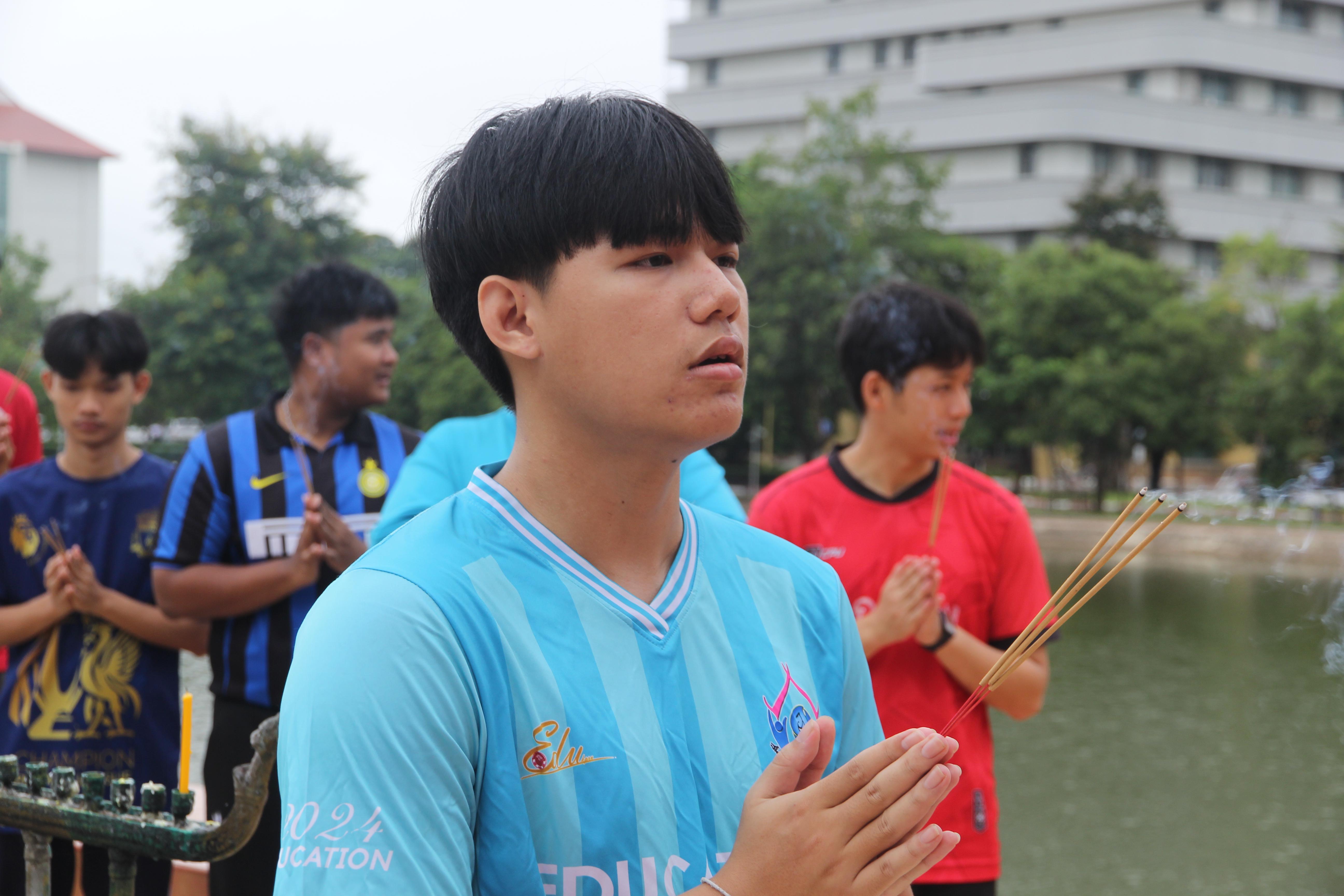 96. กิจกรรมผูกข้อมือ 68