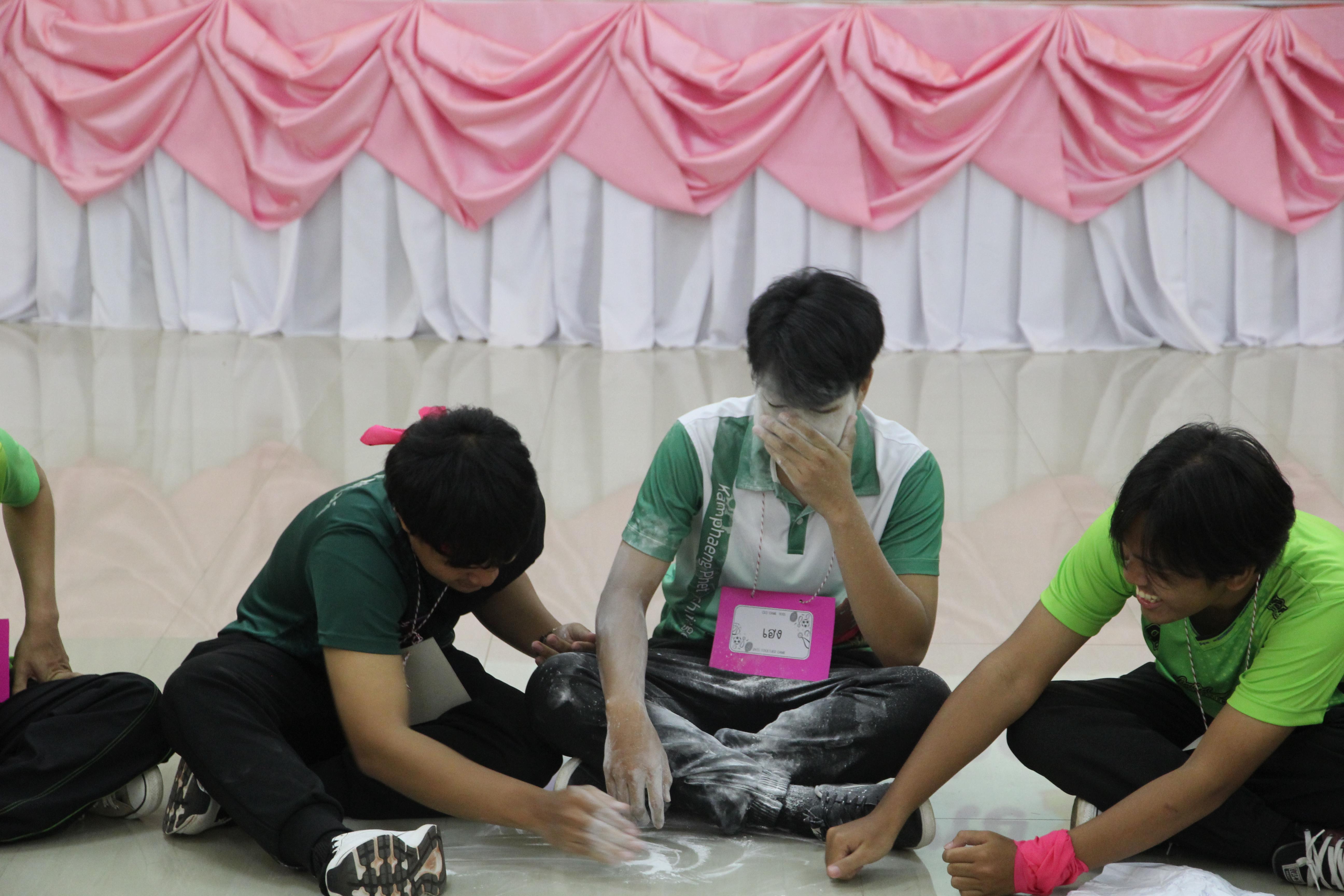 256. กิจกรรมผูกข้อมือ 68