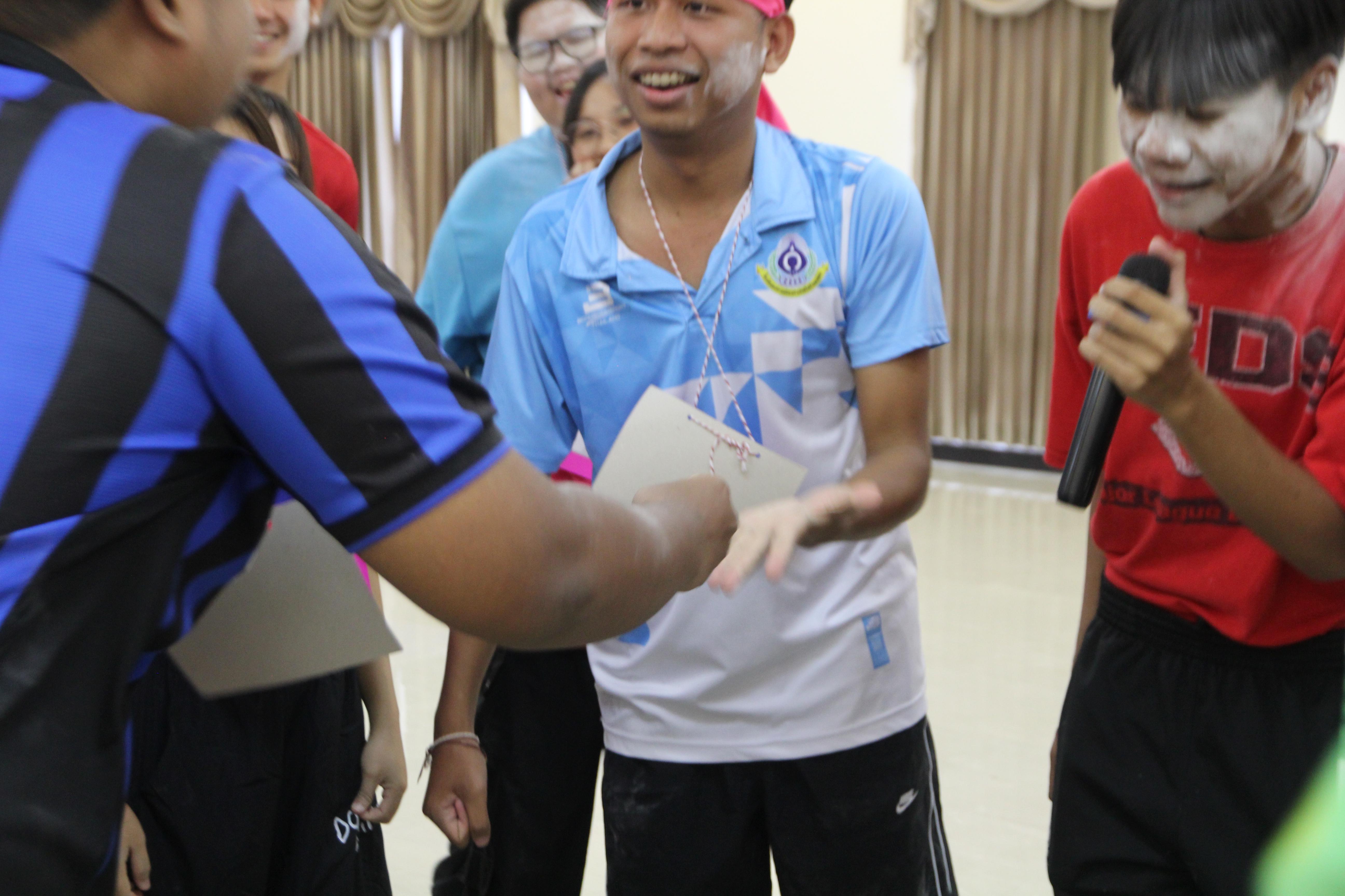 443. กิจกรรมผูกข้อมือ 68
