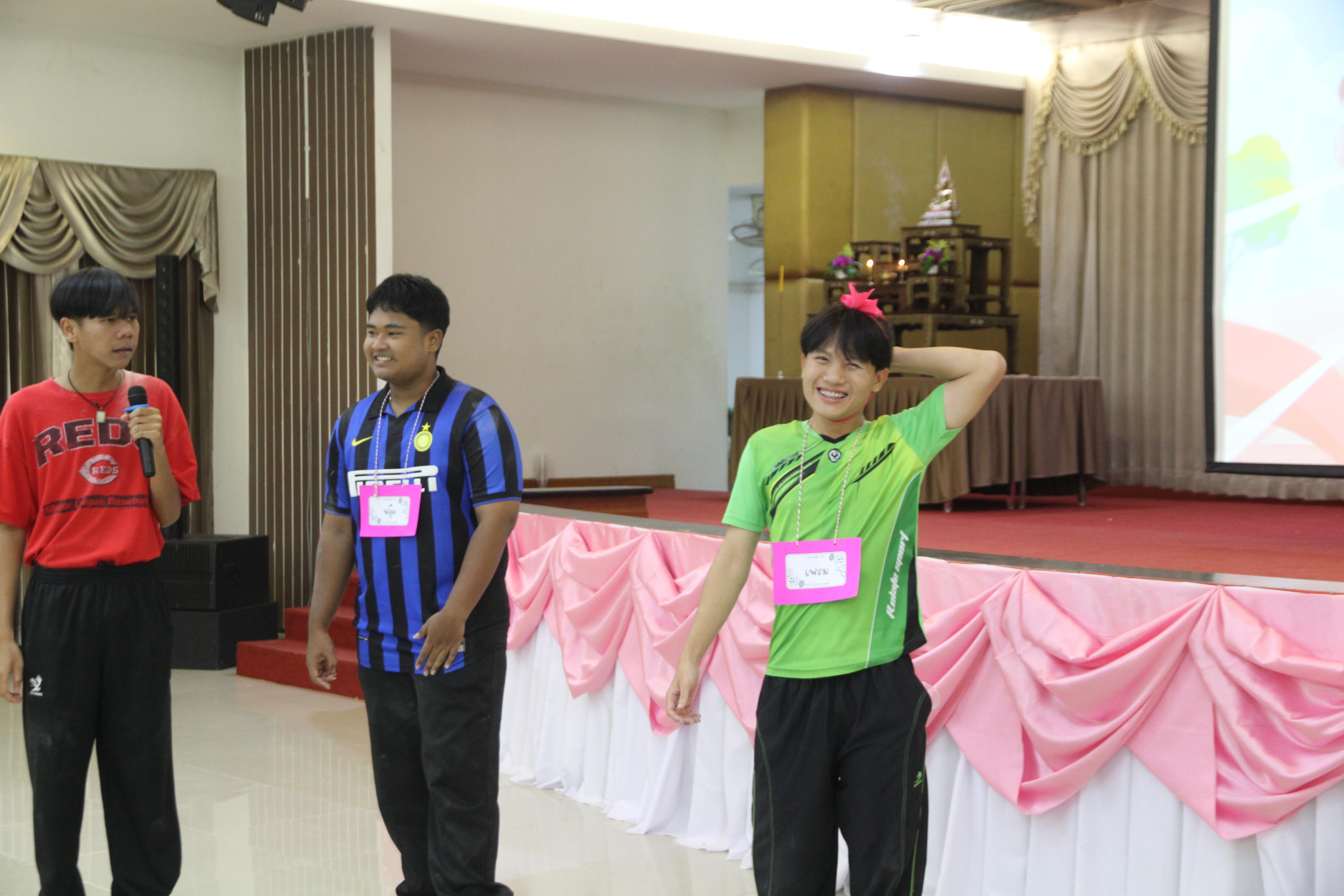 592. กิจกรรมผูกข้อมือ 68