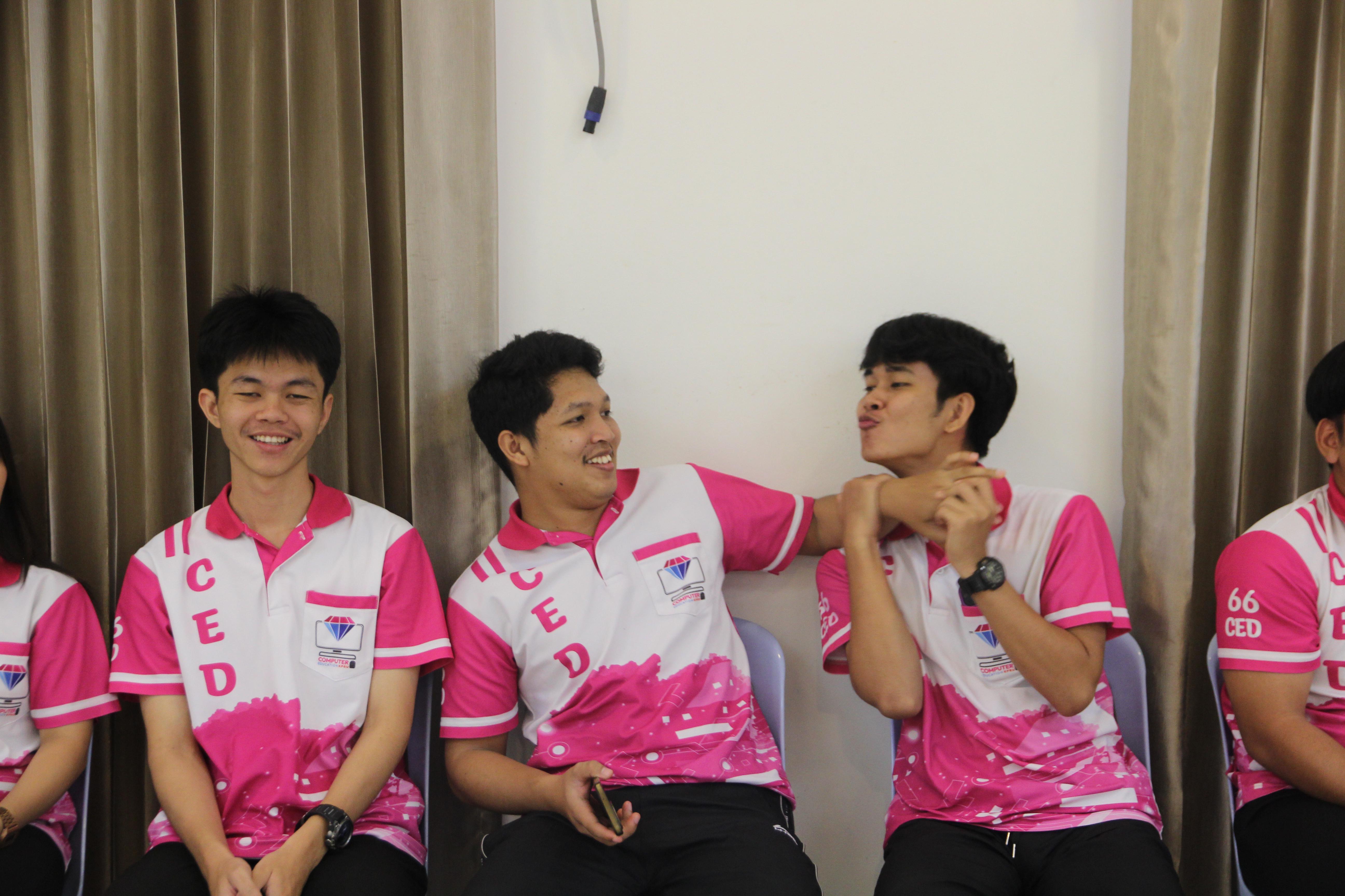 1025. กิจกรรมผูกข้อมือ 68