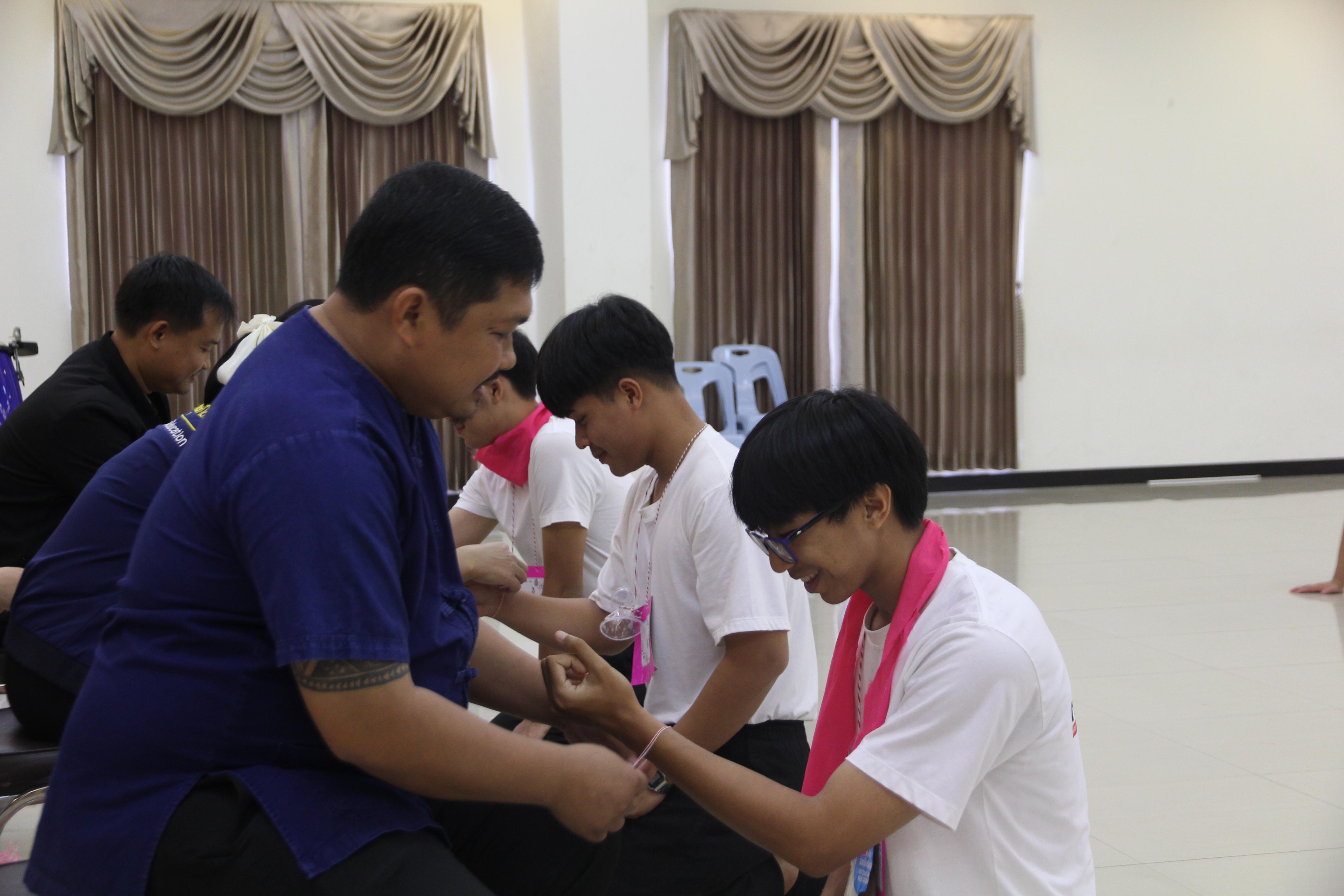 1073. กิจกรรมผูกข้อมือ 68