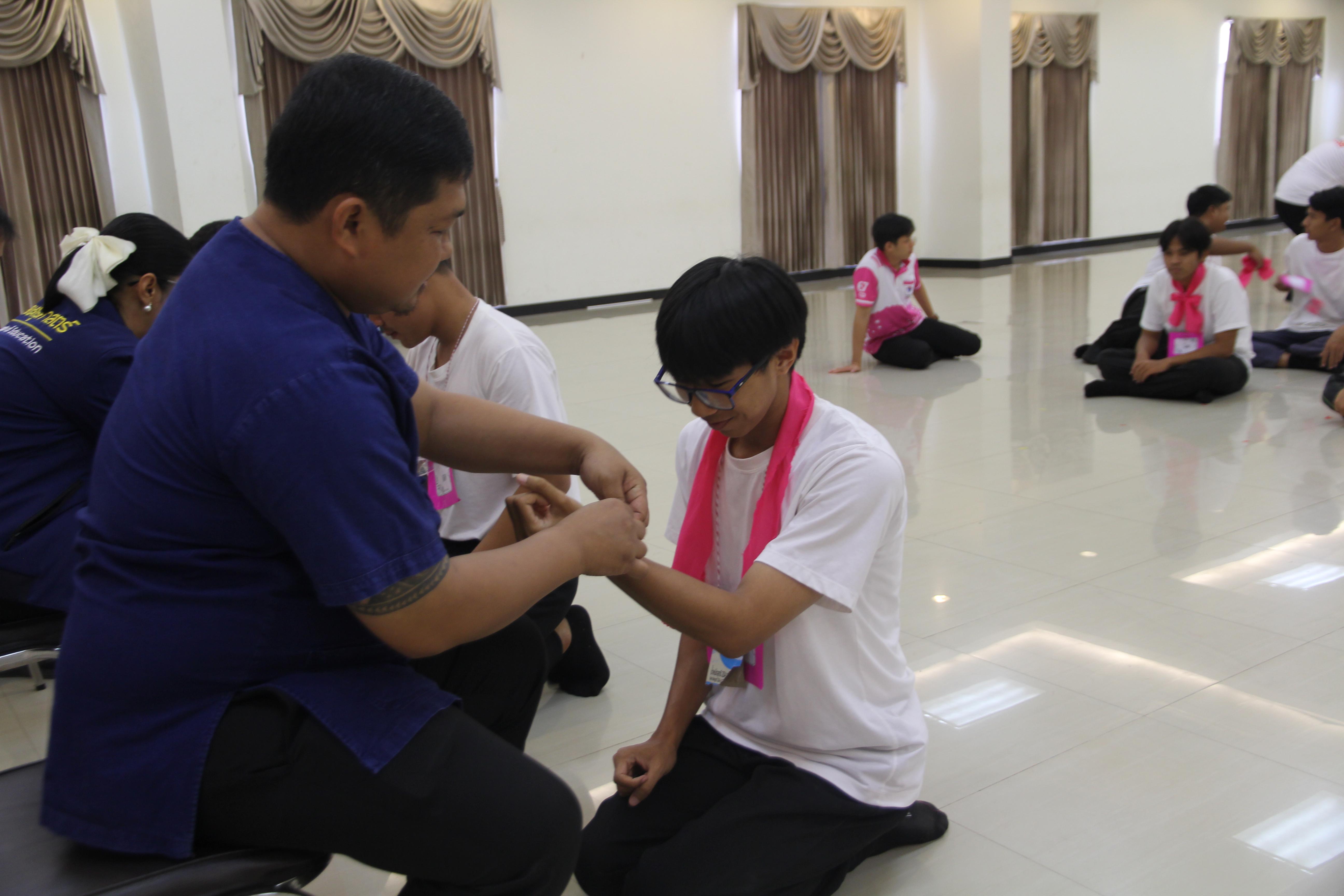 1074. กิจกรรมผูกข้อมือ 68