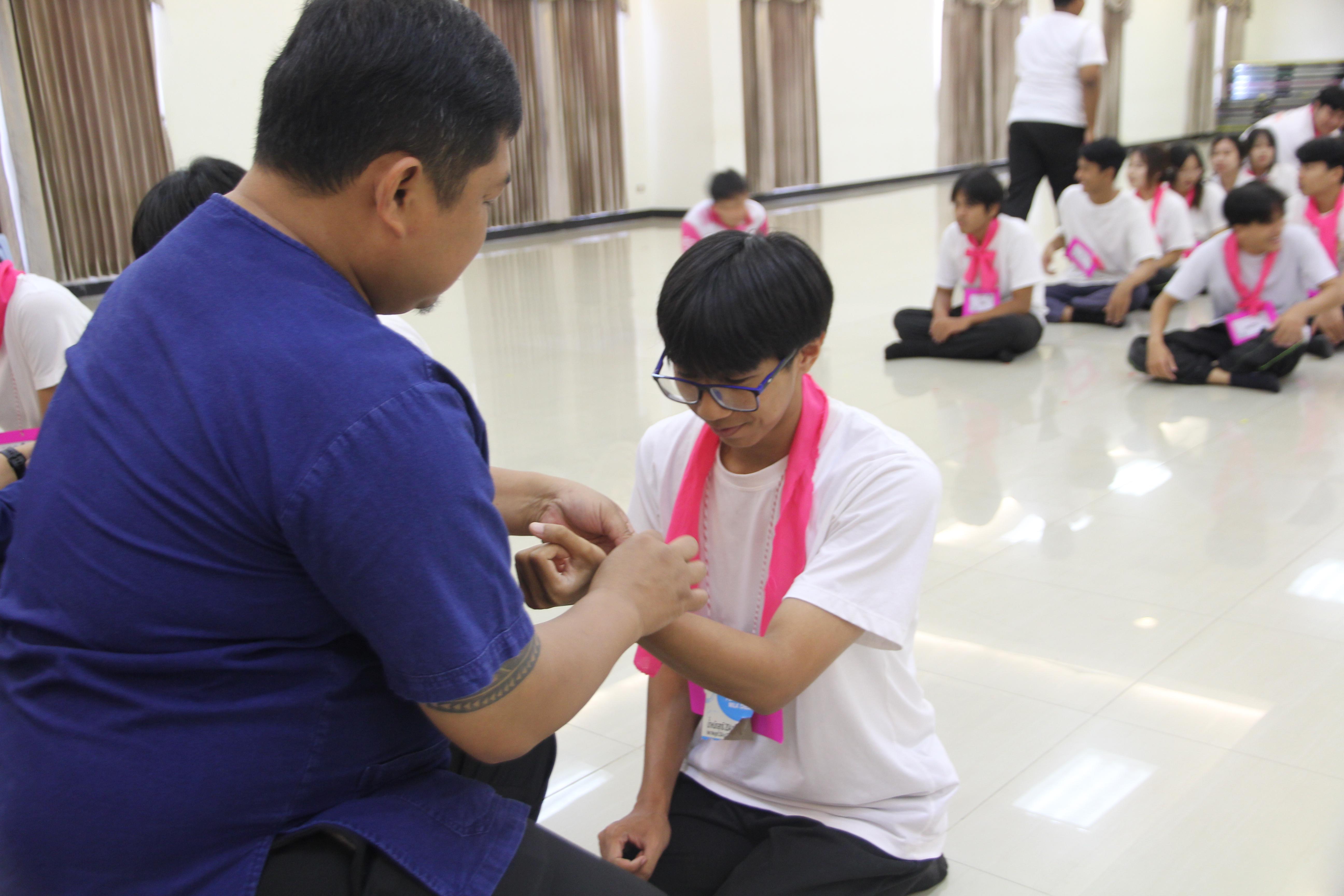 1075. กิจกรรมผูกข้อมือ 68
