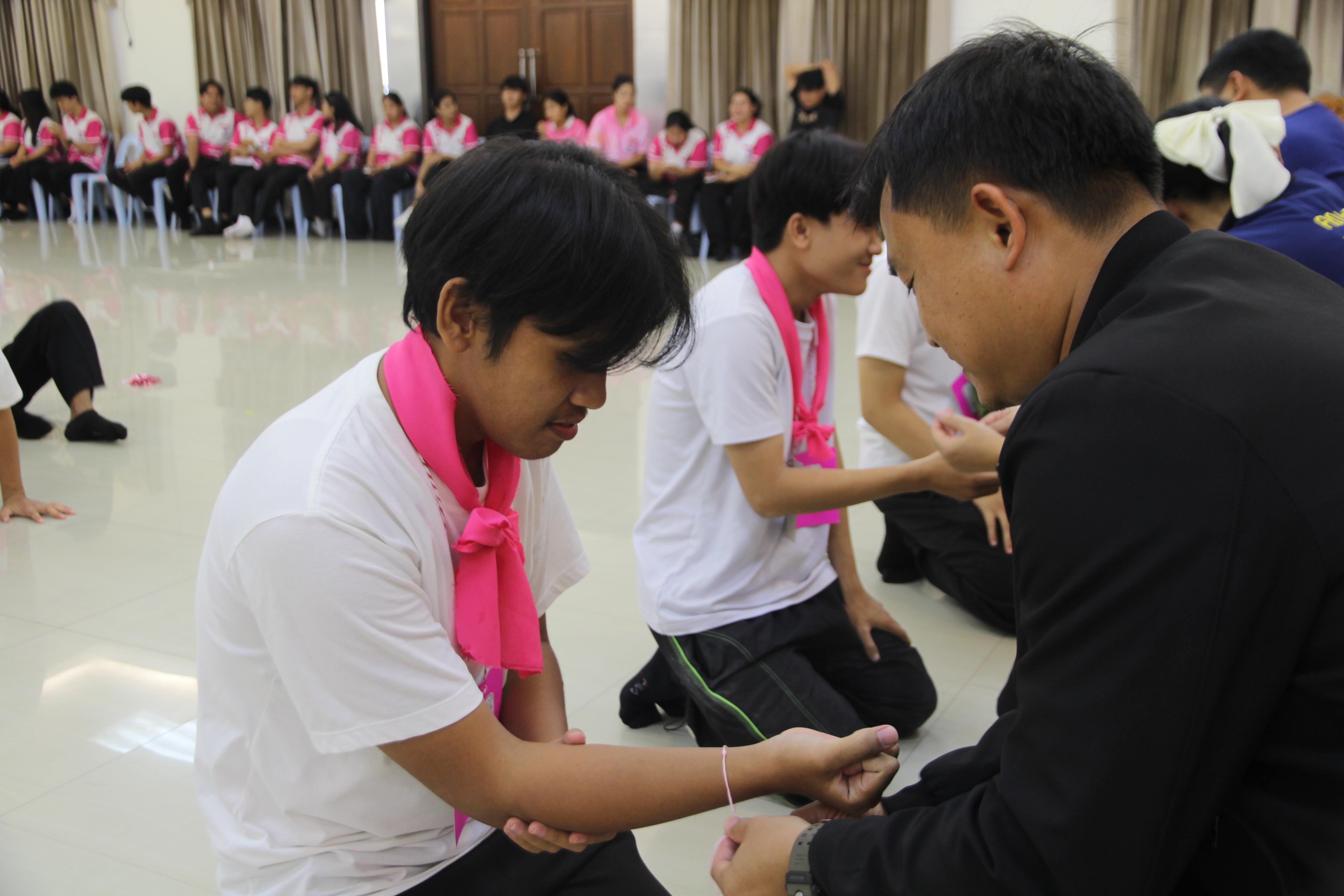 1077. กิจกรรมผูกข้อมือ 68