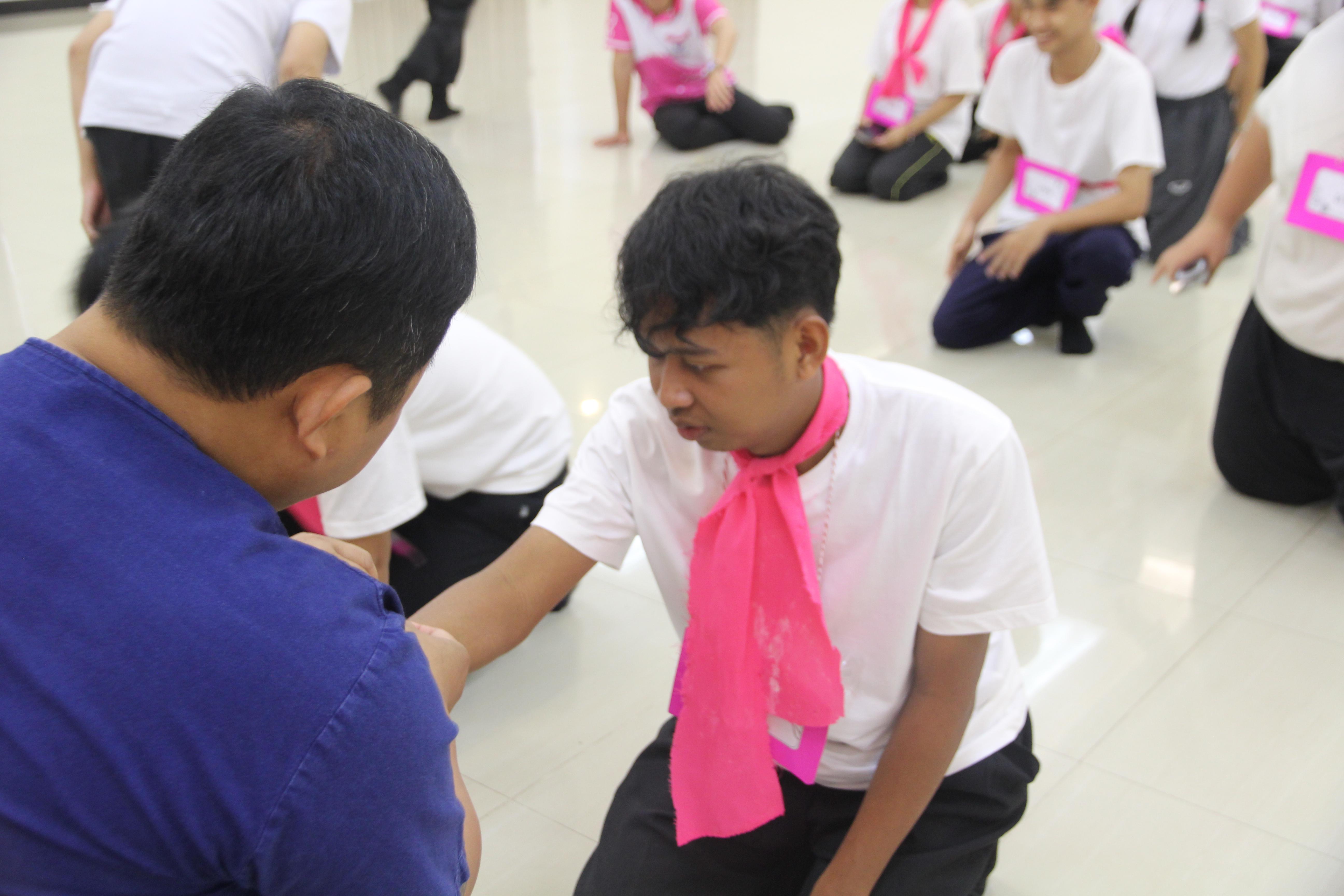 1083. กิจกรรมผูกข้อมือ 68