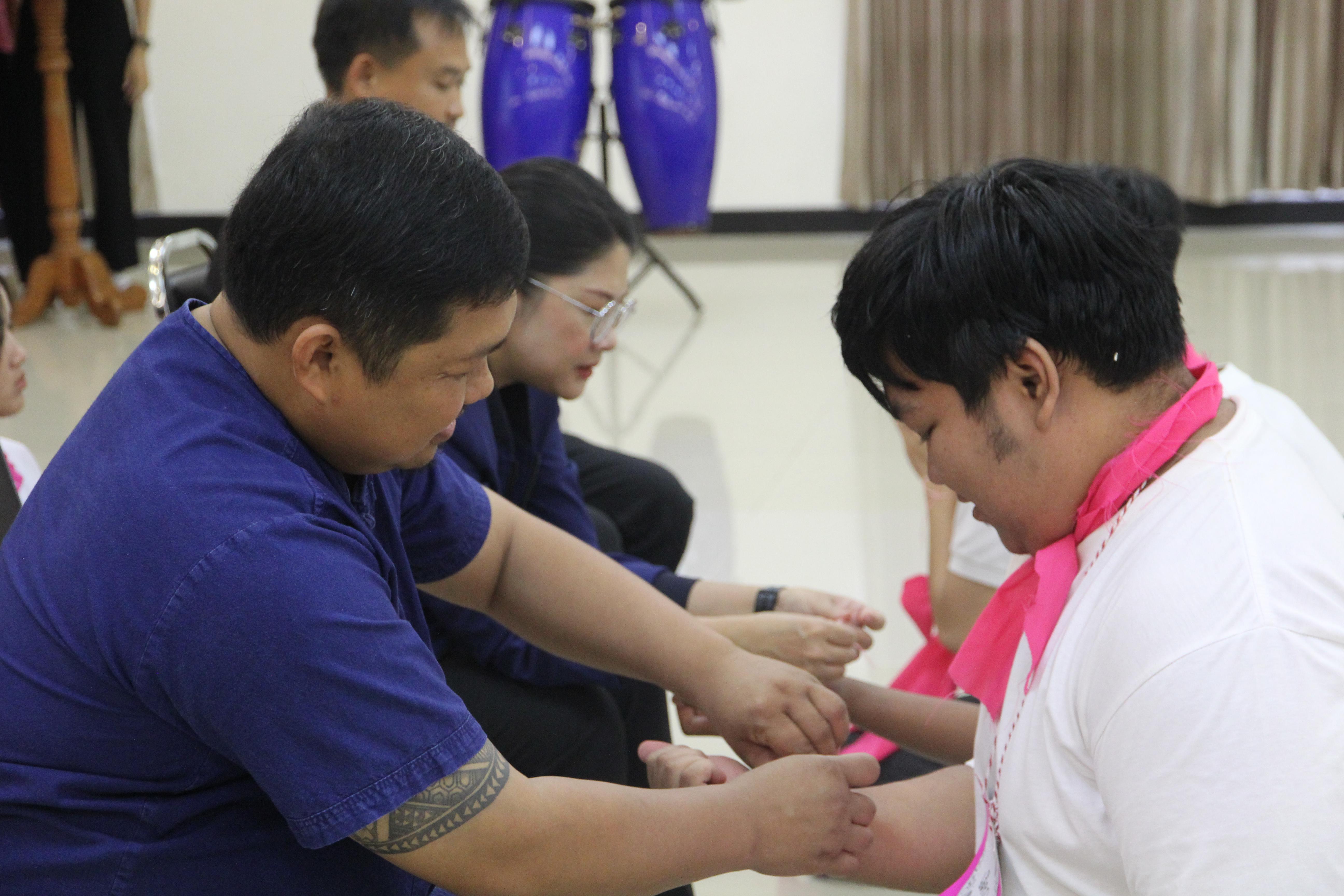 1095. กิจกรรมผูกข้อมือ 68