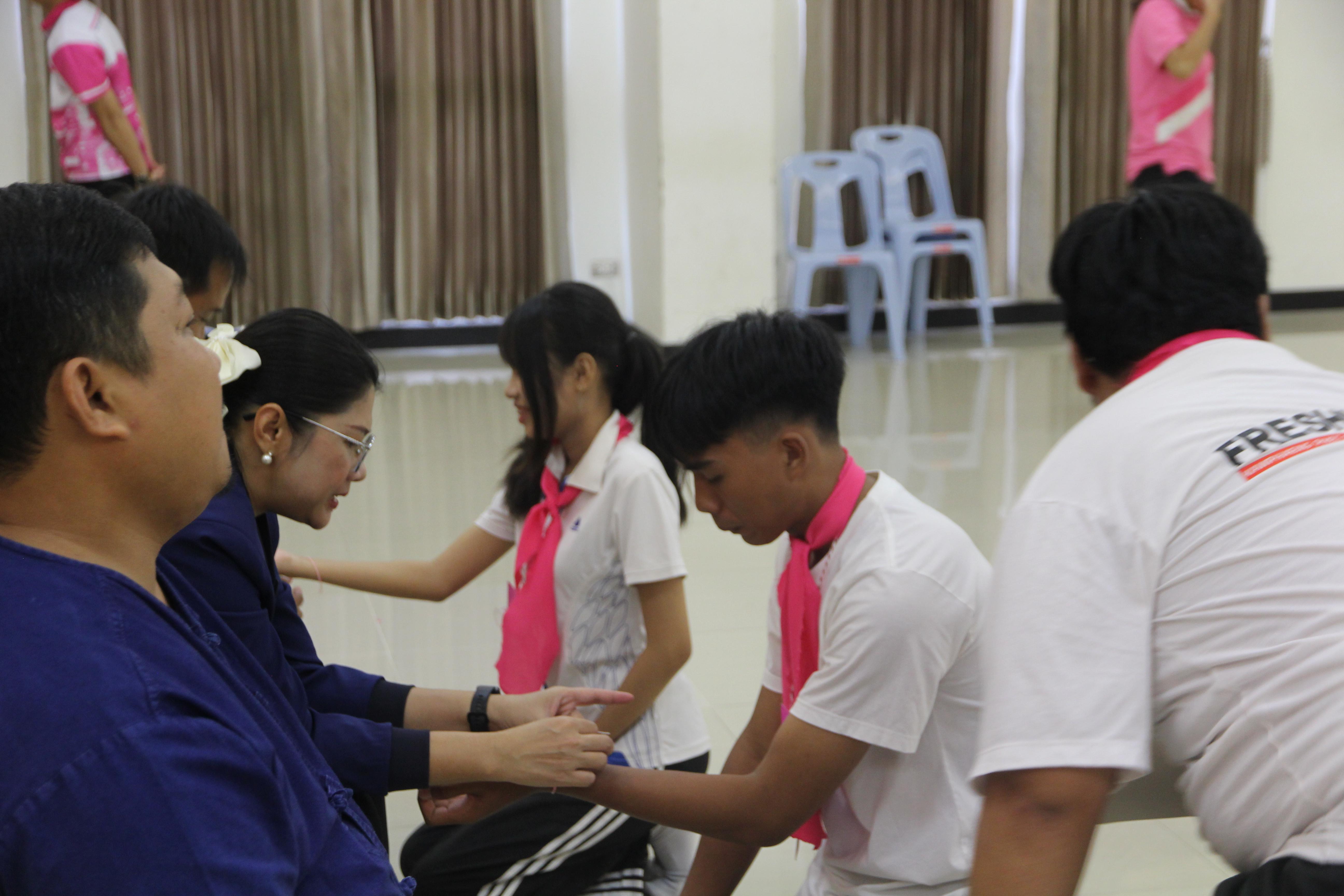 1096. กิจกรรมผูกข้อมือ 68