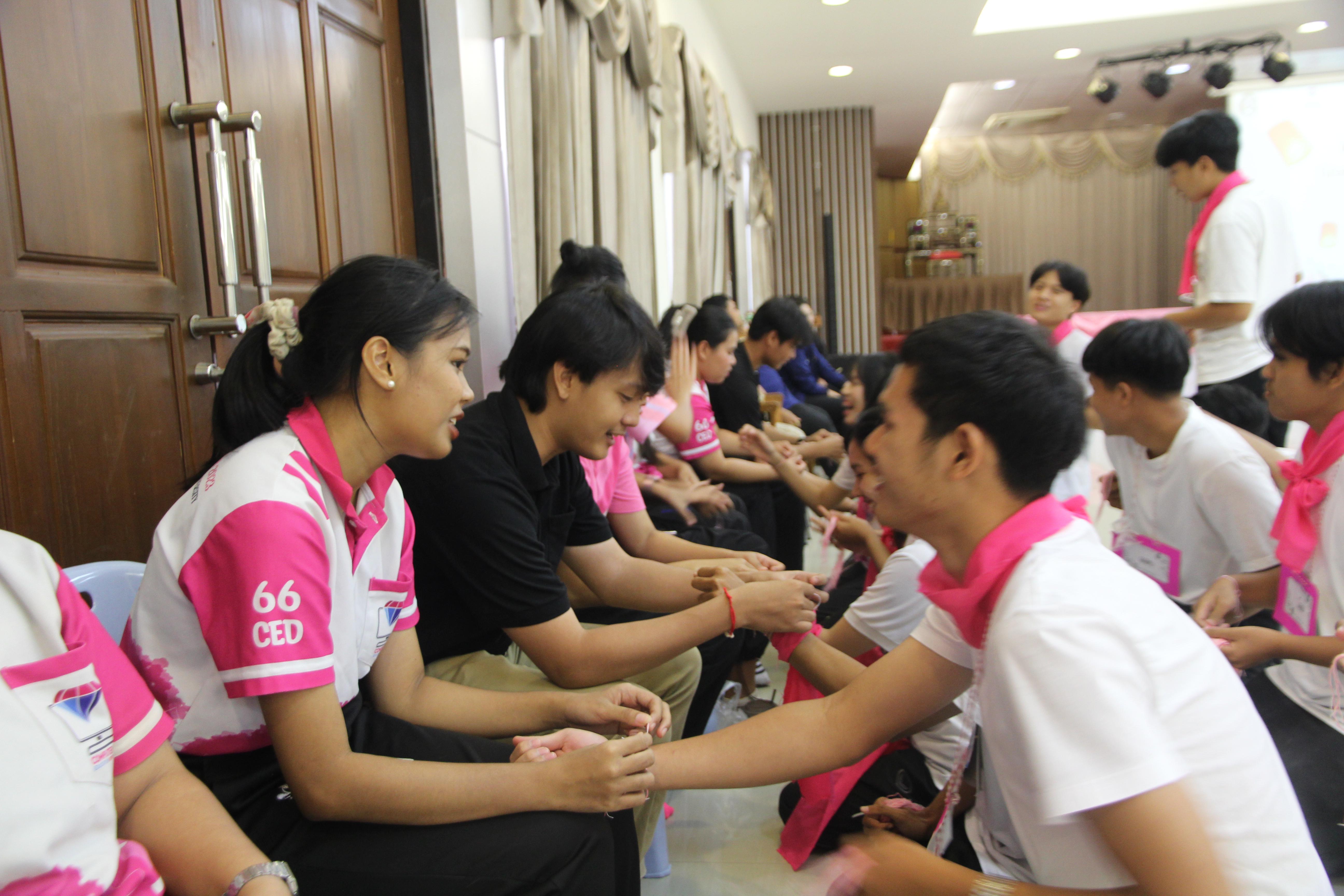 1112. กิจกรรมผูกข้อมือ 68