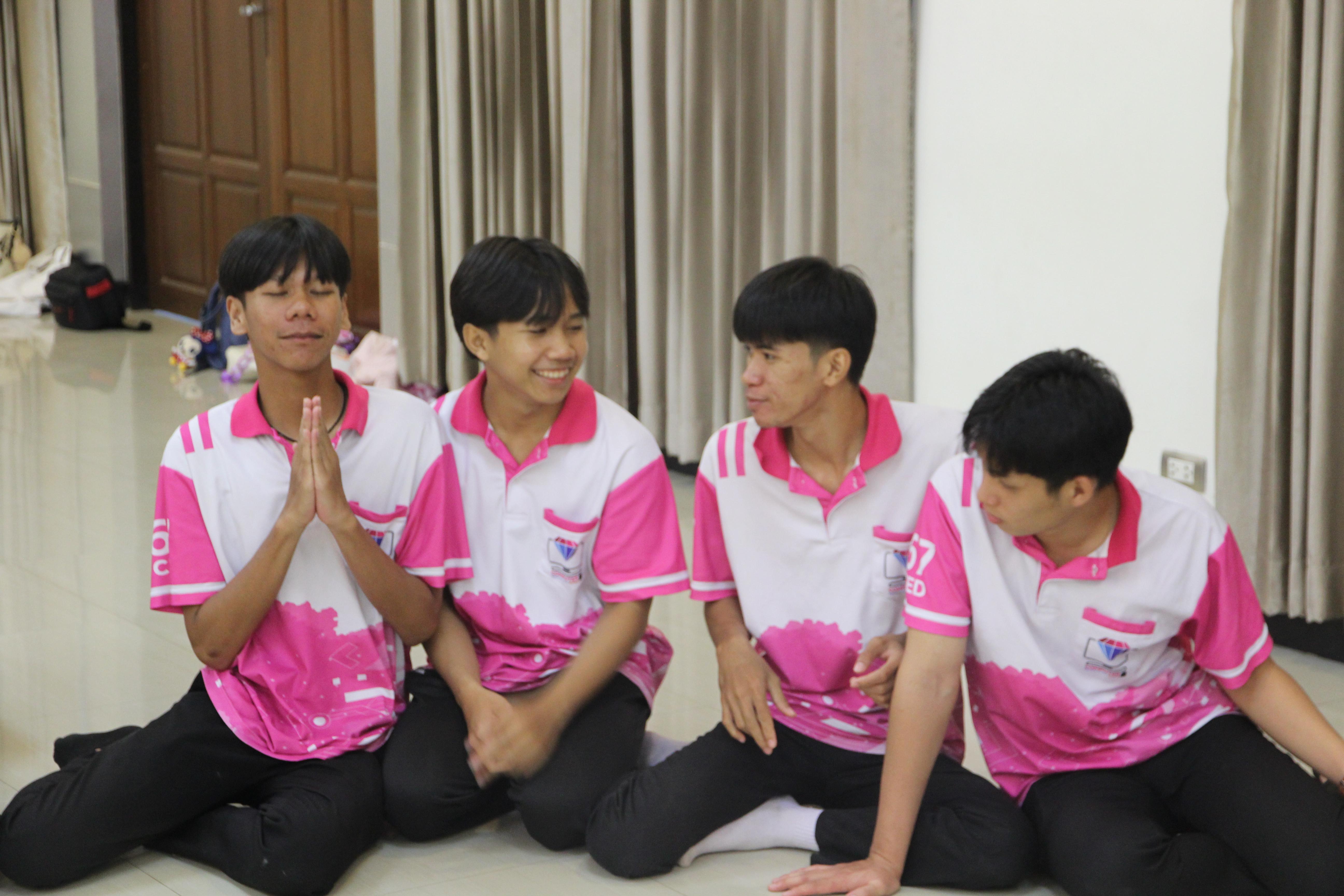 1122. กิจกรรมผูกข้อมือ 68