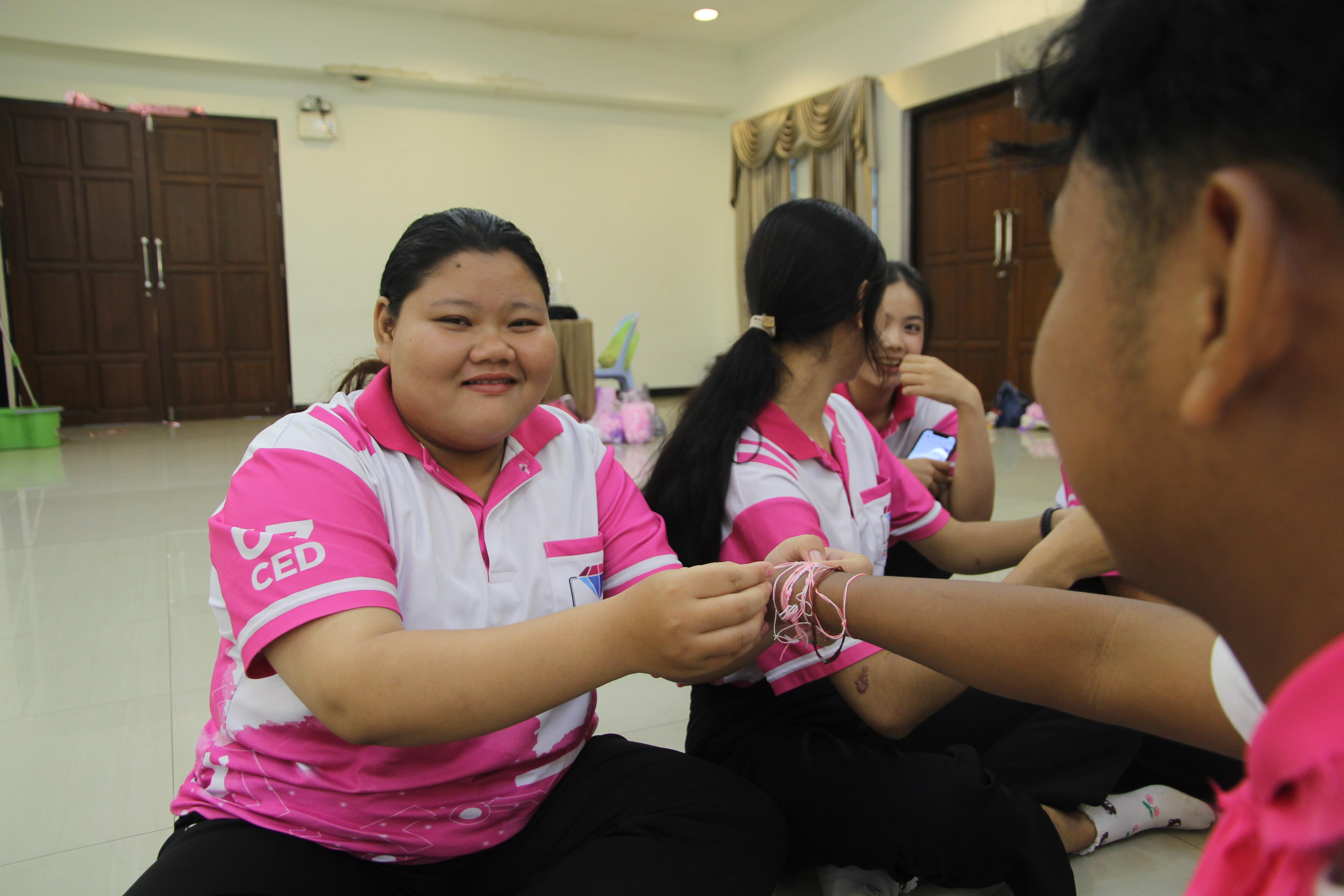 1156. กิจกรรมผูกข้อมือ 68