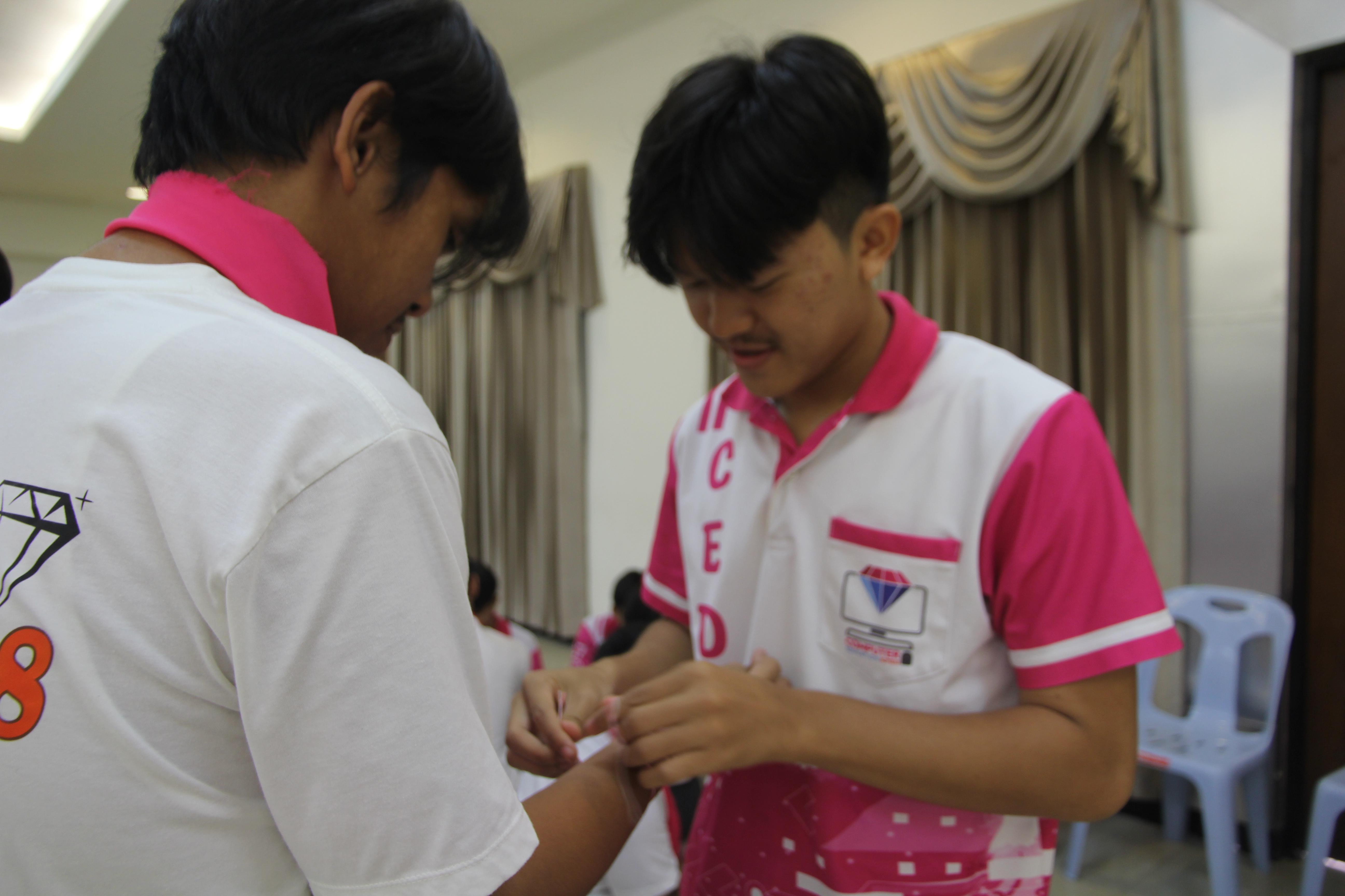 1165. กิจกรรมผูกข้อมือ 68