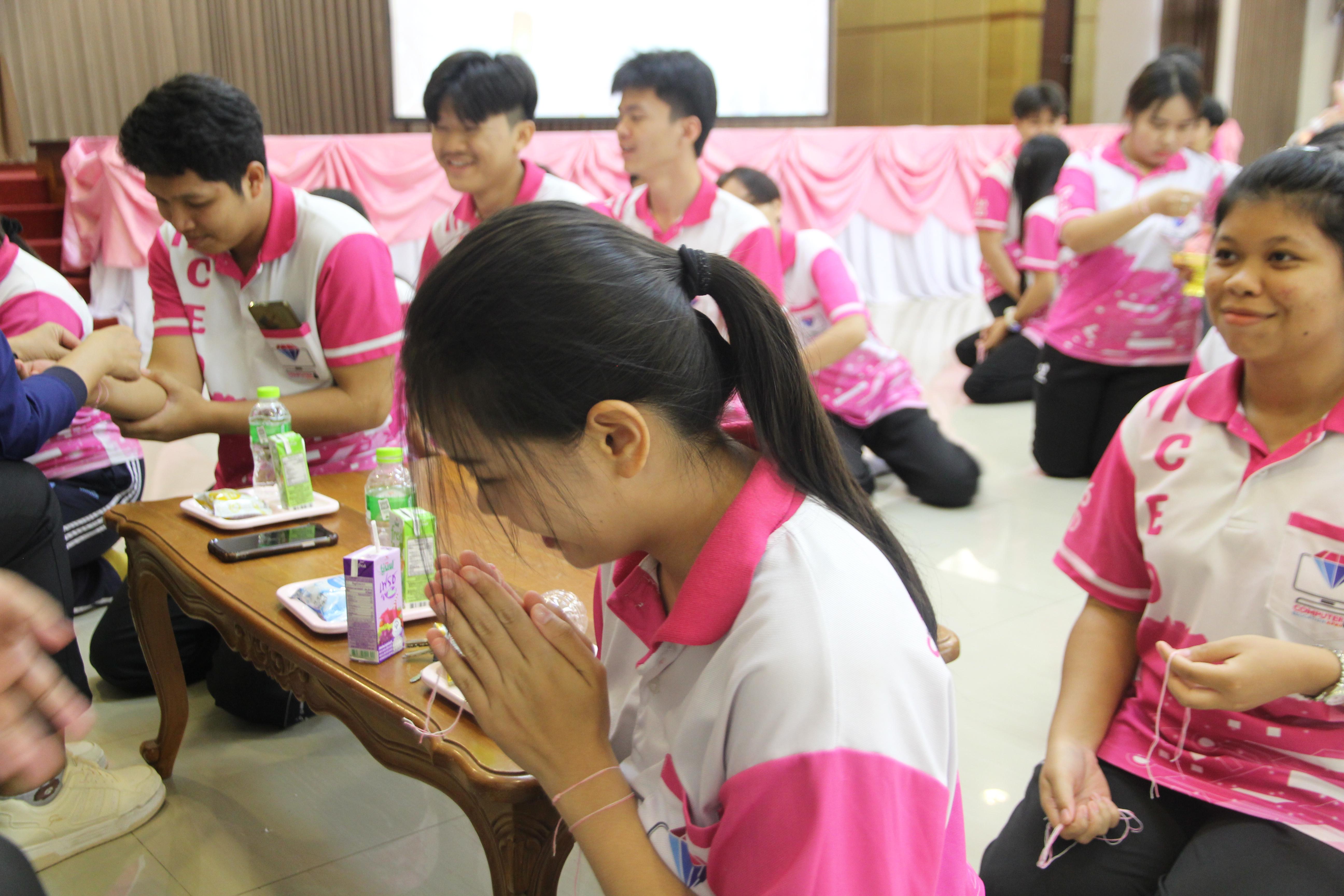 1200. กิจกรรมผูกข้อมือ 68