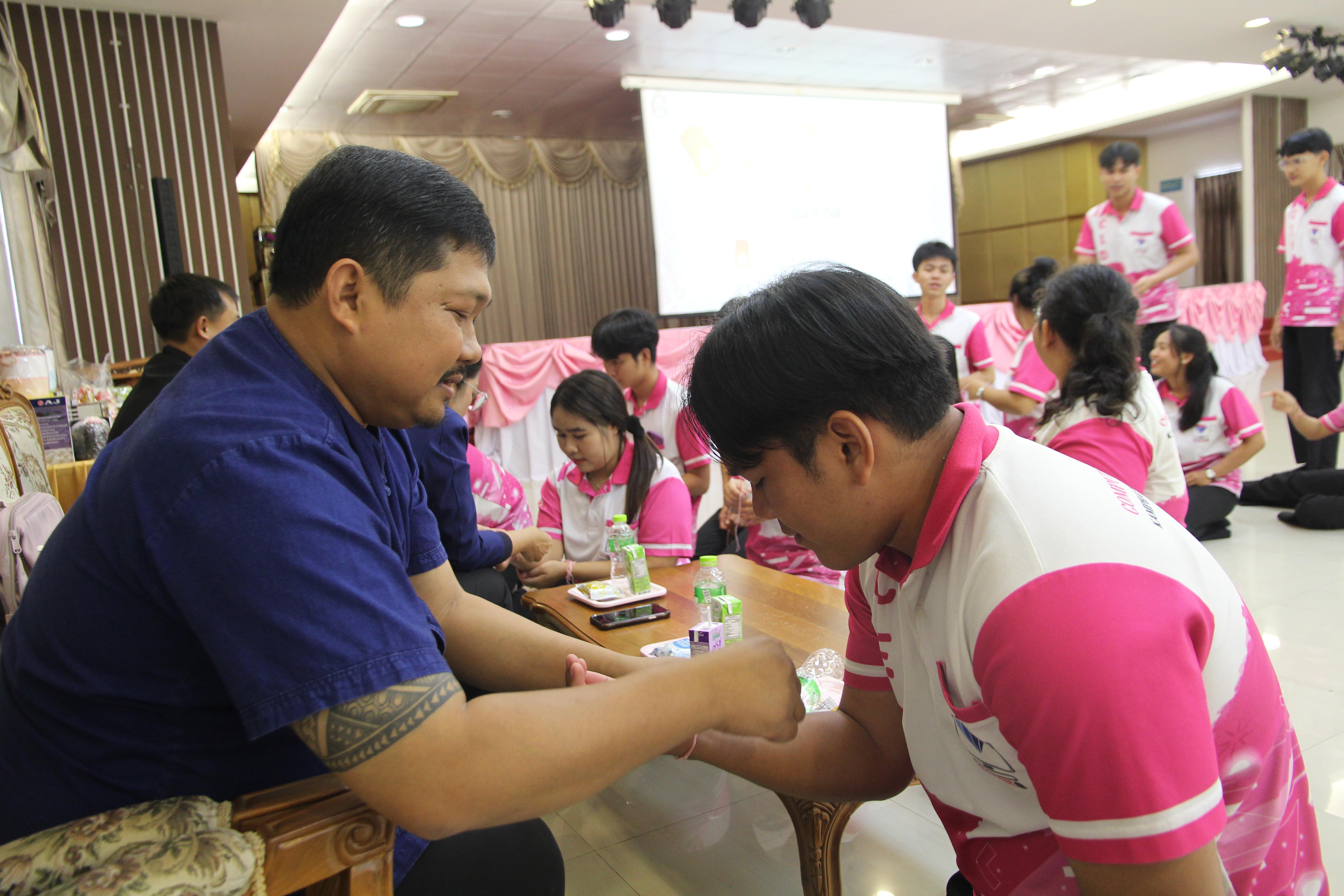 1215. กิจกรรมผูกข้อมือ 68