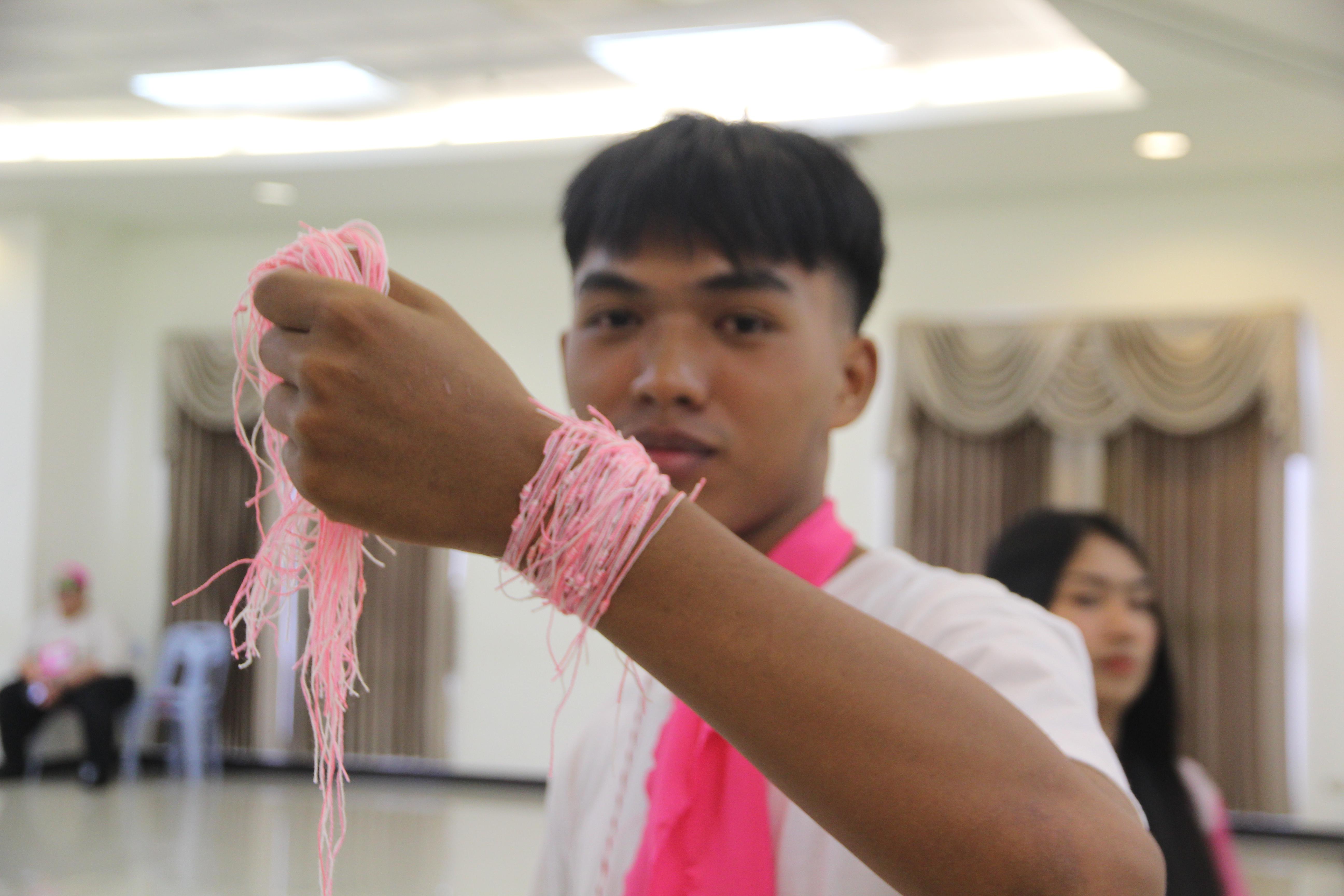 1237. กิจกรรมผูกข้อมือ 68