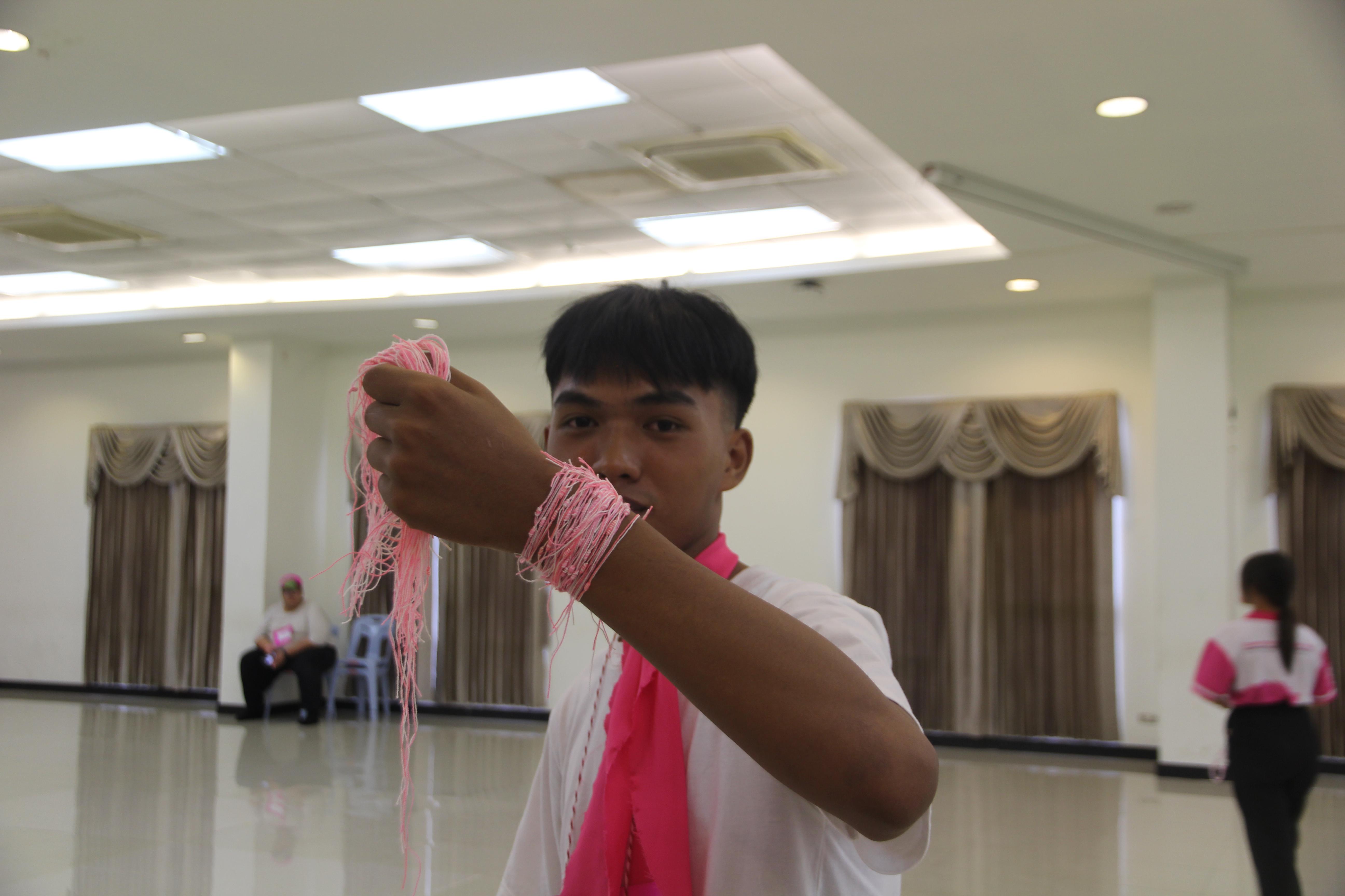 1238. กิจกรรมผูกข้อมือ 68