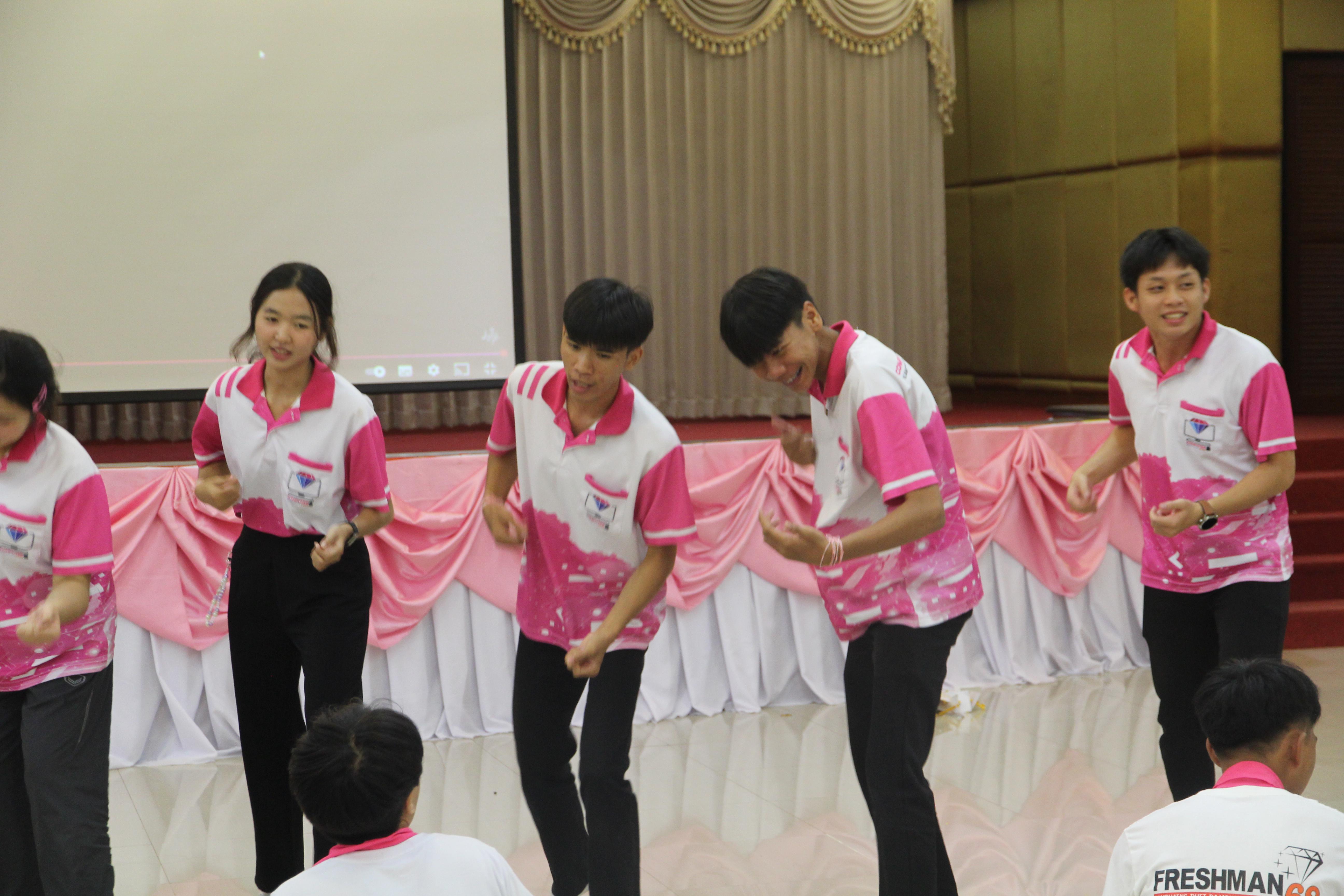 1338. กิจกรรมผูกข้อมือ 68