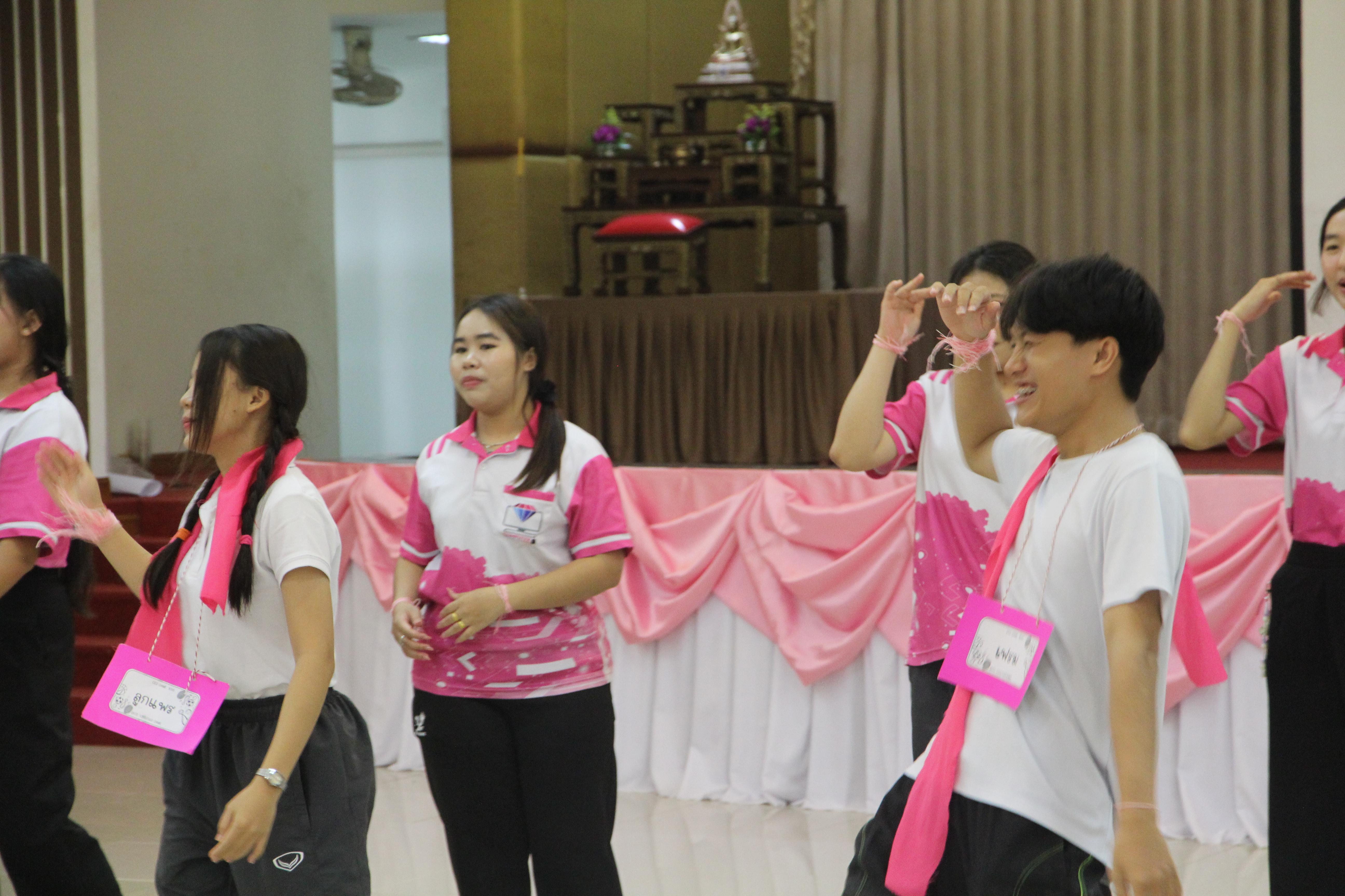 1348. กิจกรรมผูกข้อมือ 68