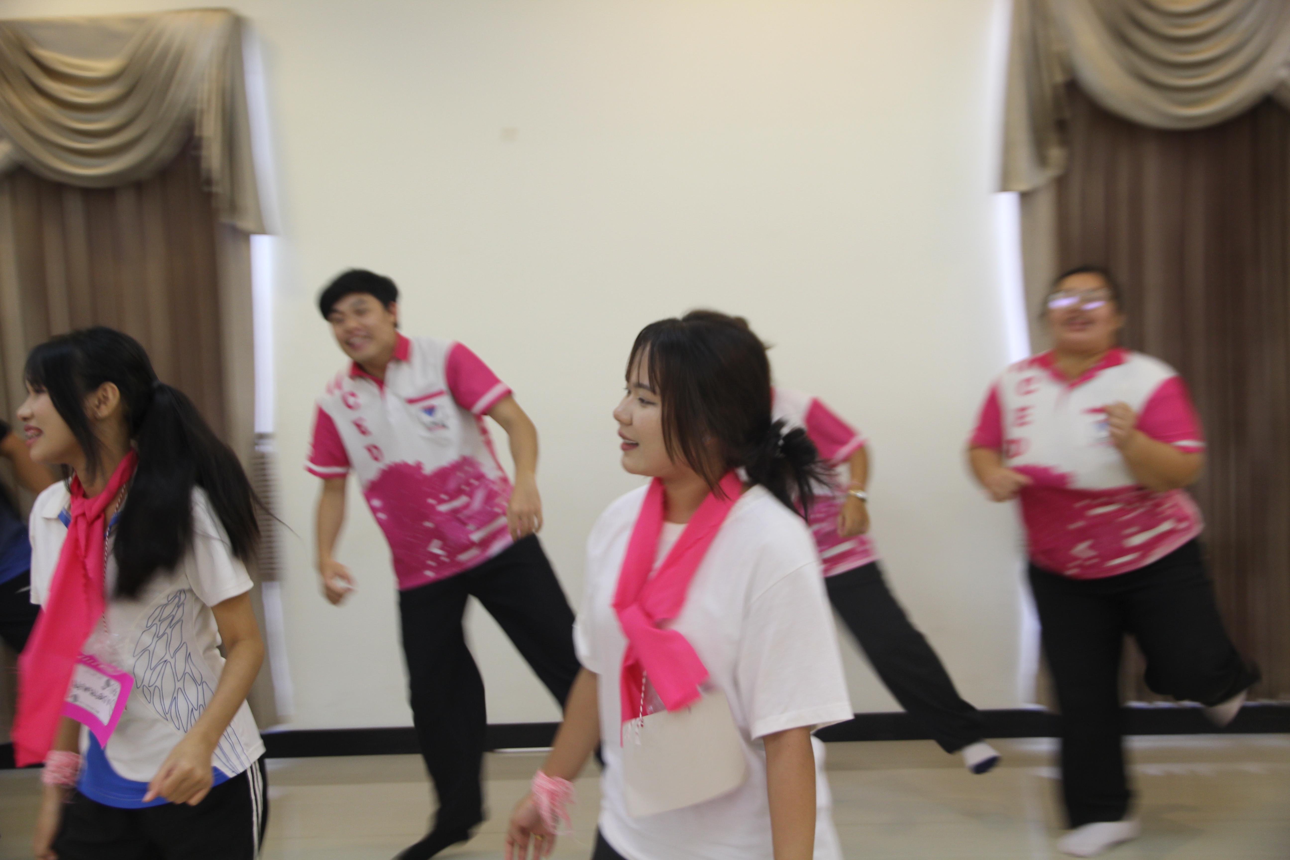 1352. กิจกรรมผูกข้อมือ 68