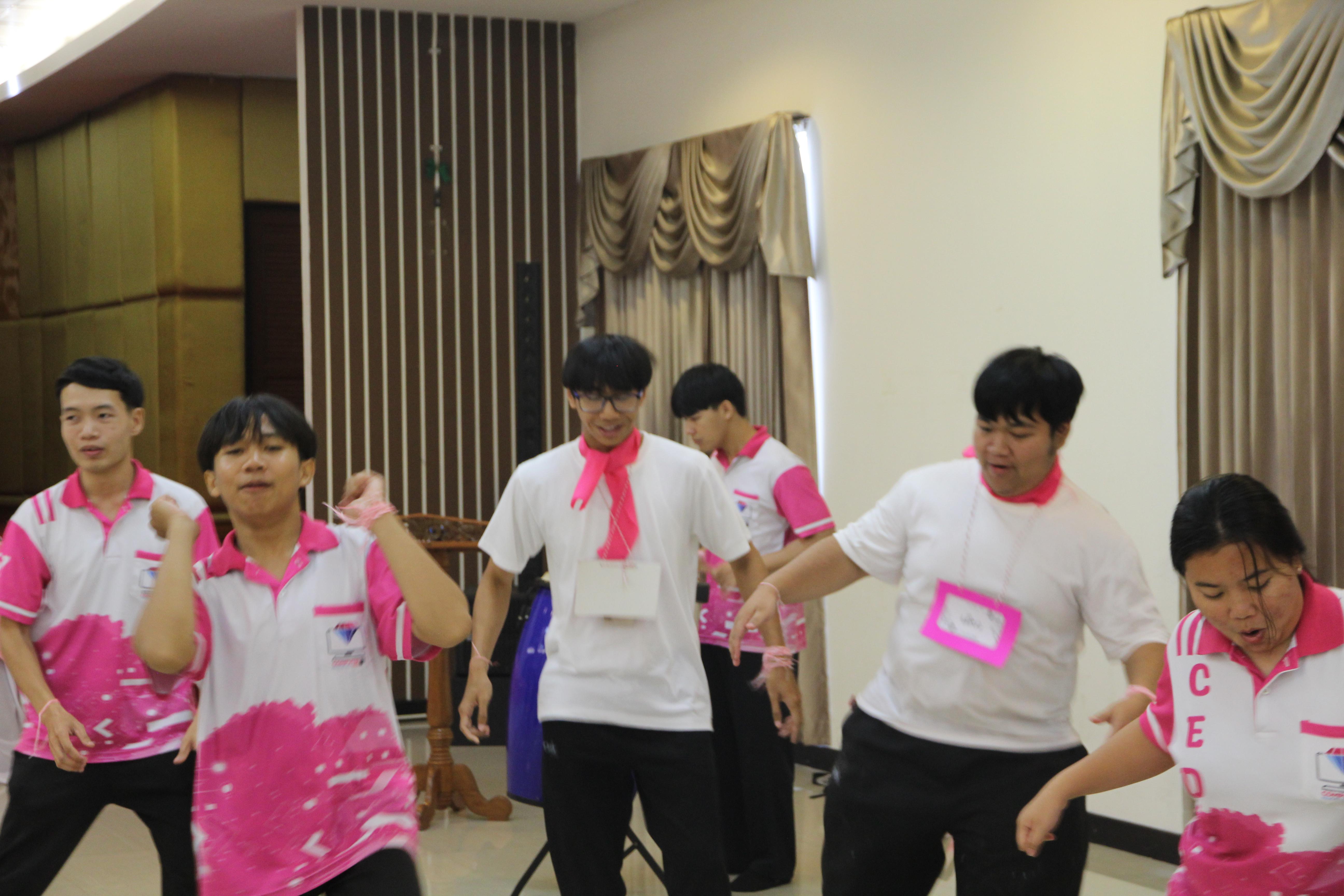 1355. กิจกรรมผูกข้อมือ 68