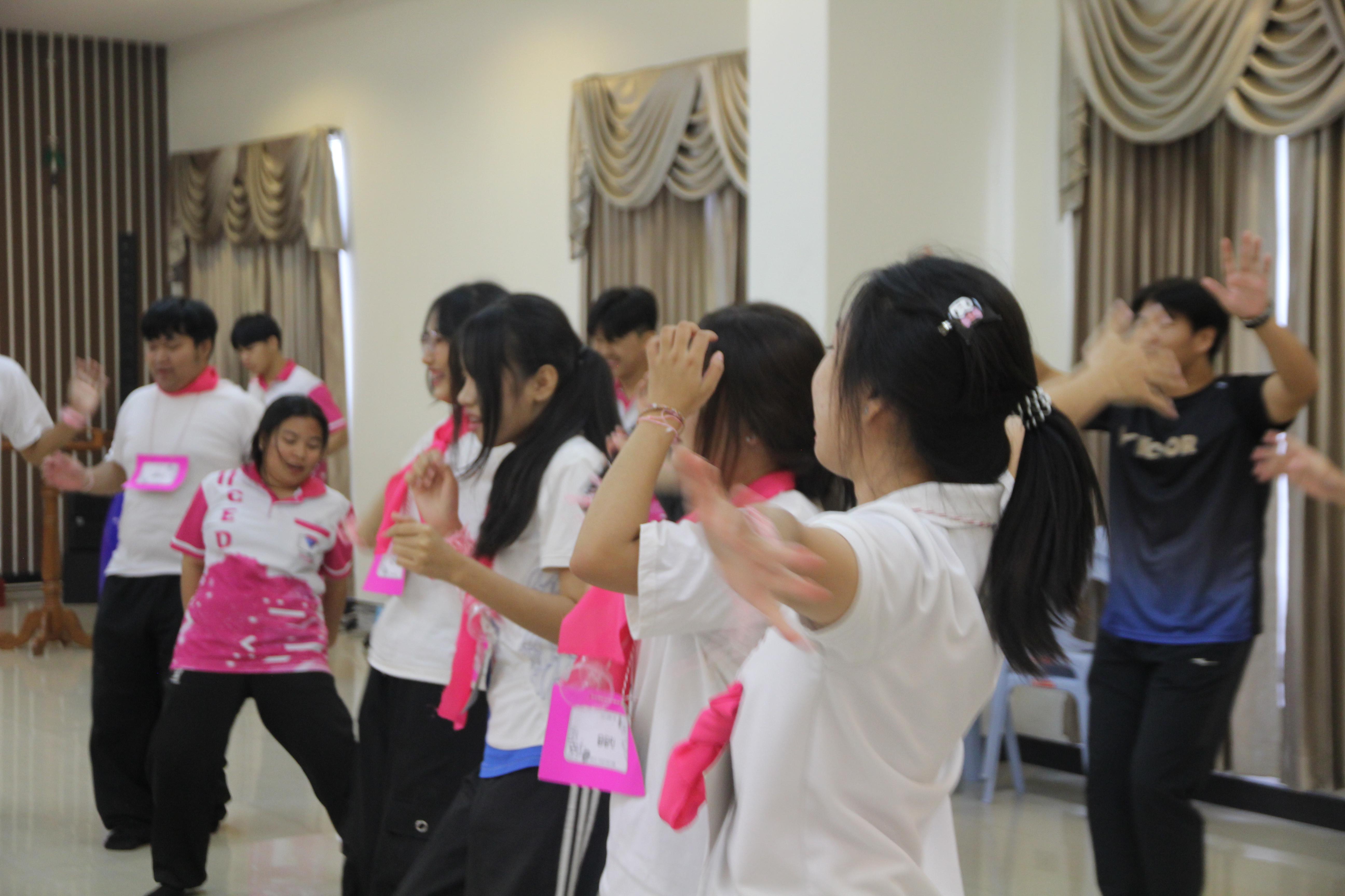 1363. กิจกรรมผูกข้อมือ 68