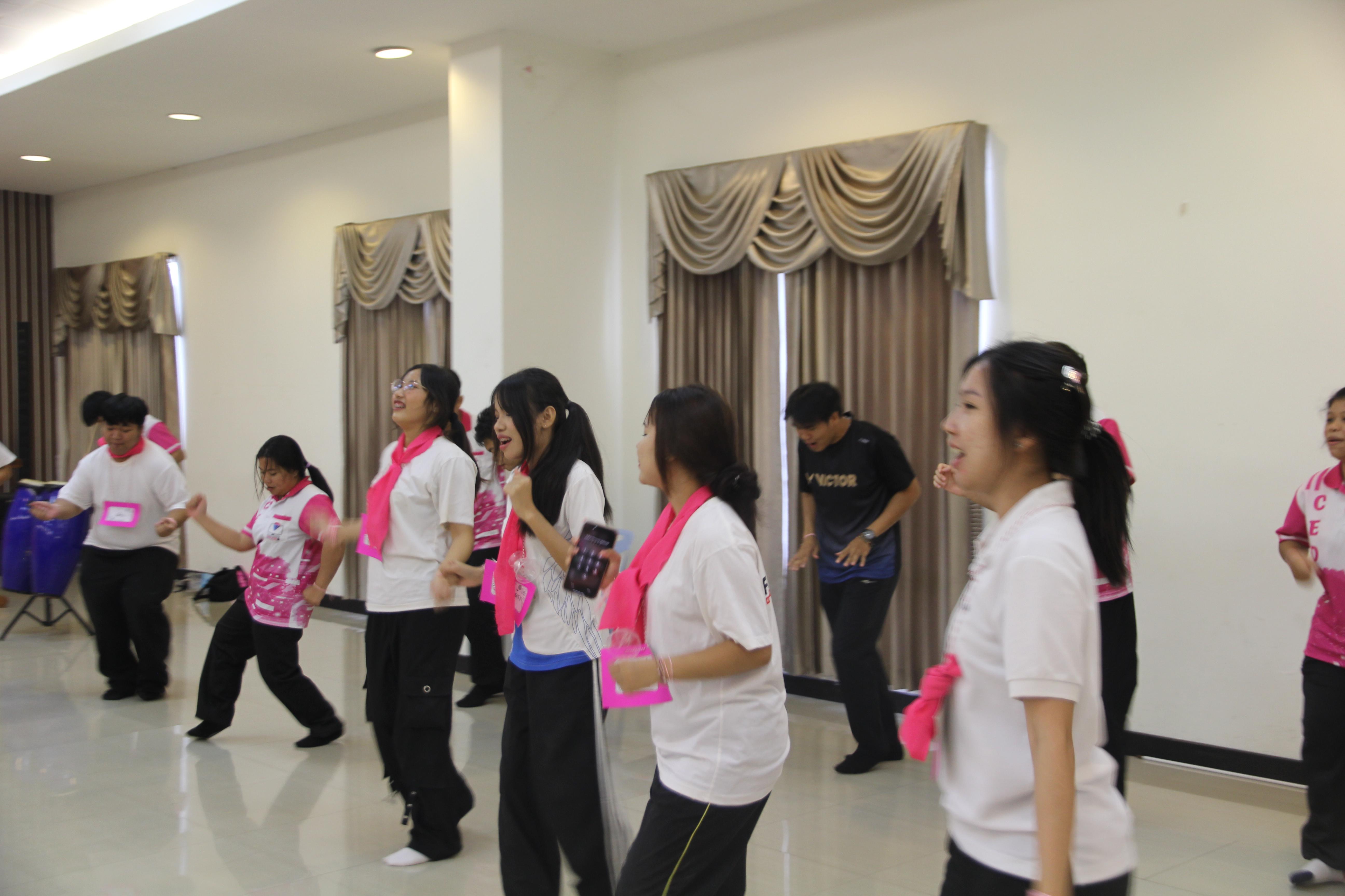 1364. กิจกรรมผูกข้อมือ 68
