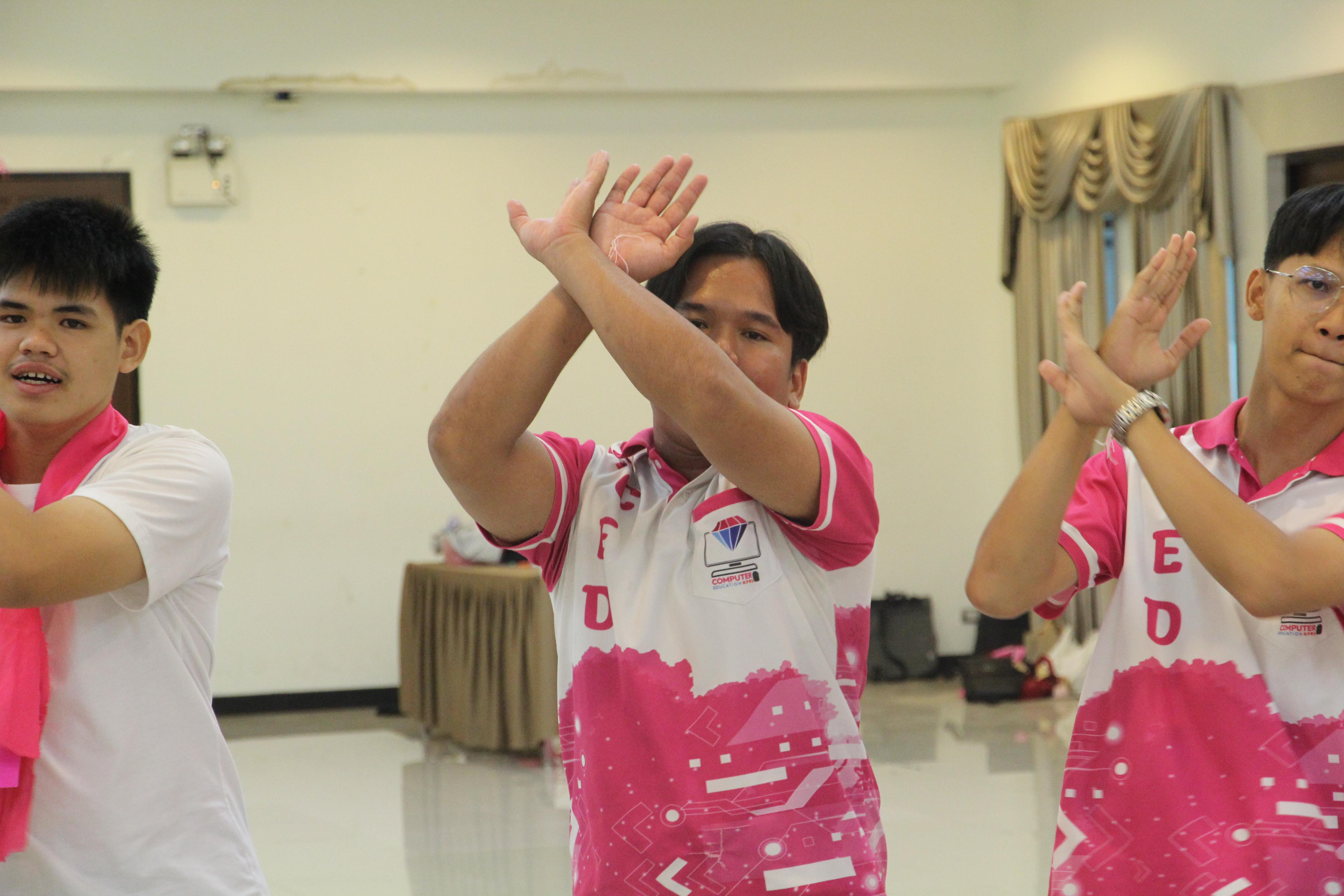 1395. กิจกรรมผูกข้อมือ 68