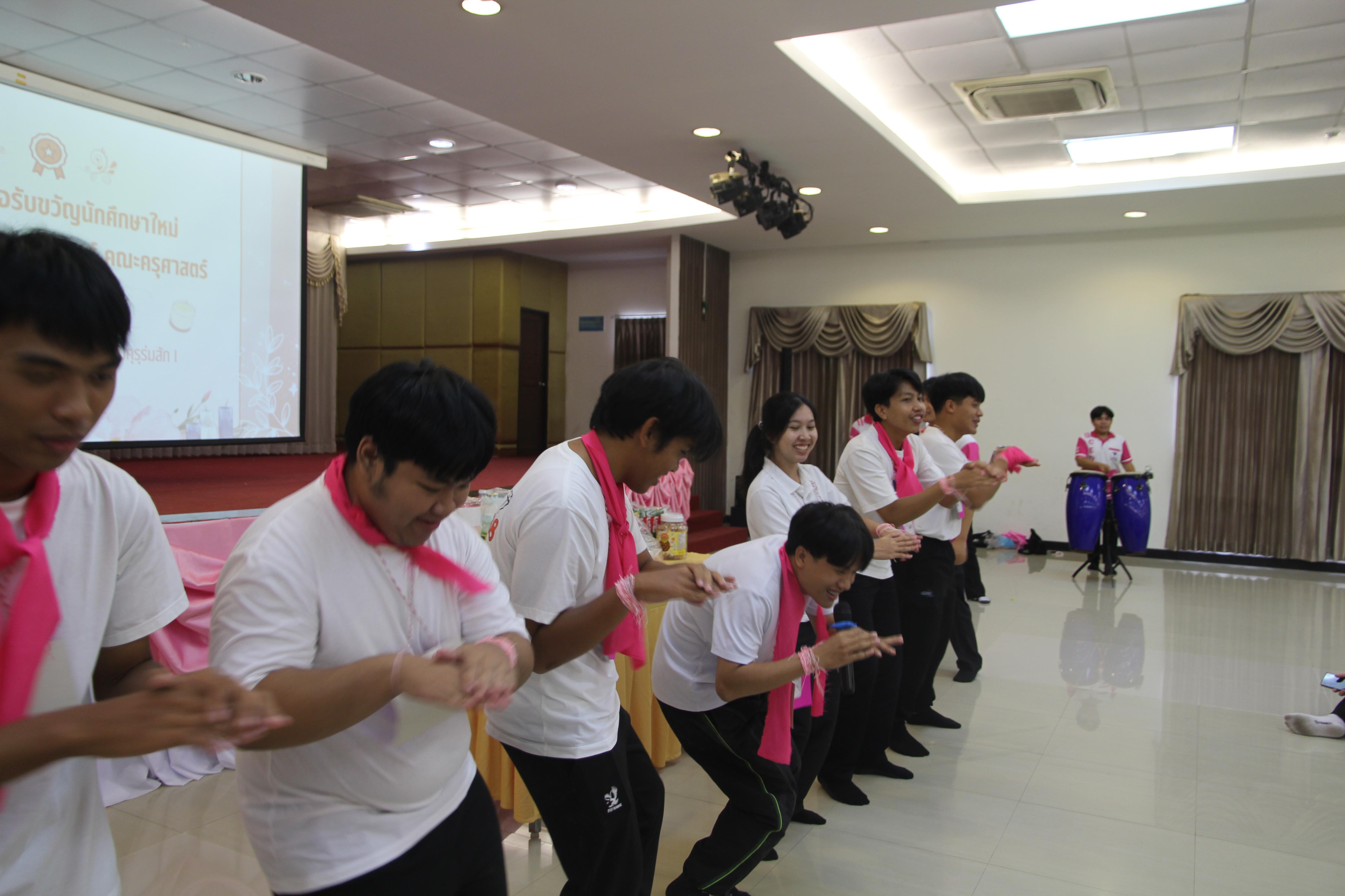 1442. กิจกรรมผูกข้อมือ 68