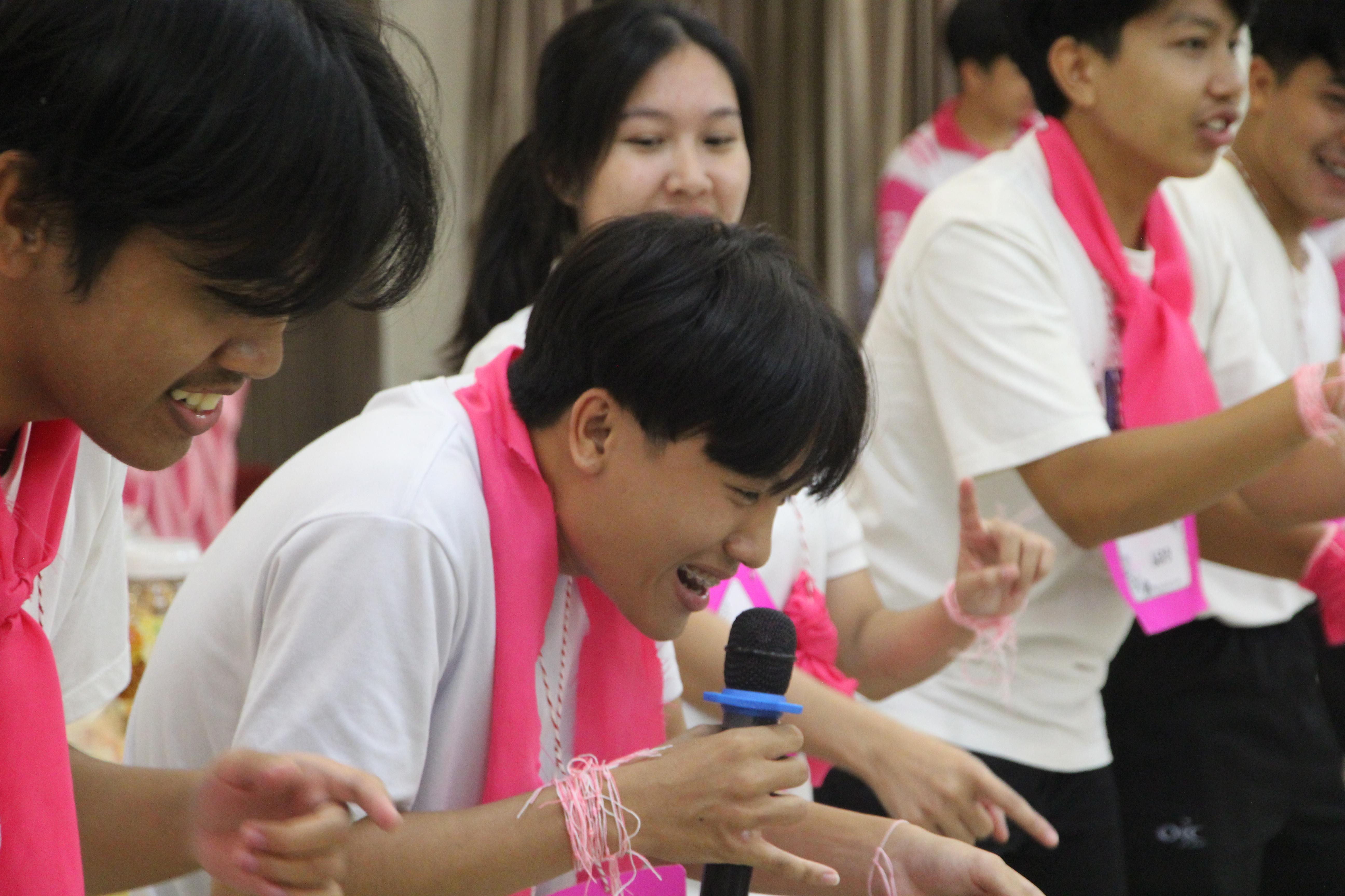 1445. กิจกรรมผูกข้อมือ 68