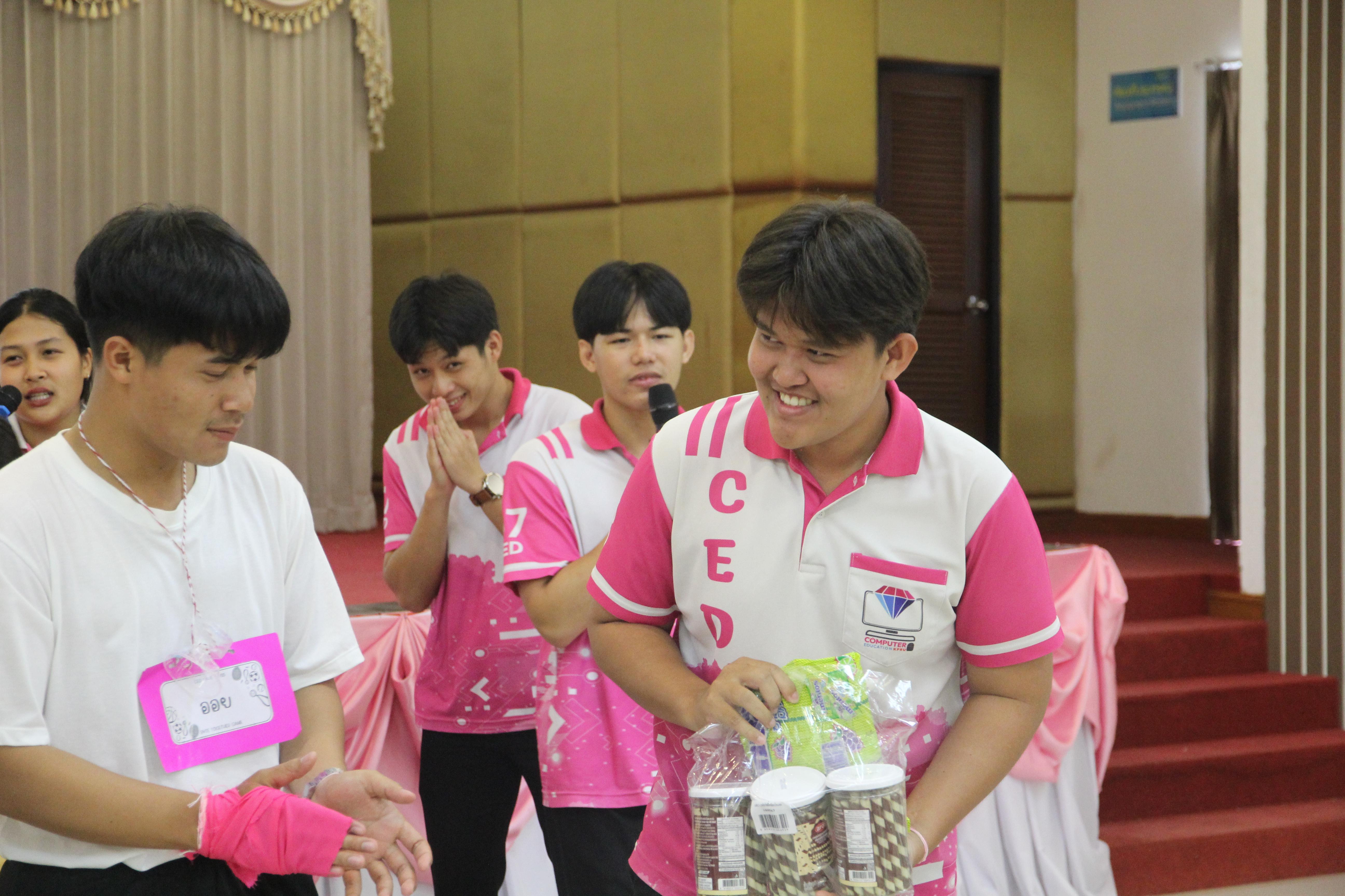 1451. กิจกรรมผูกข้อมือ 68