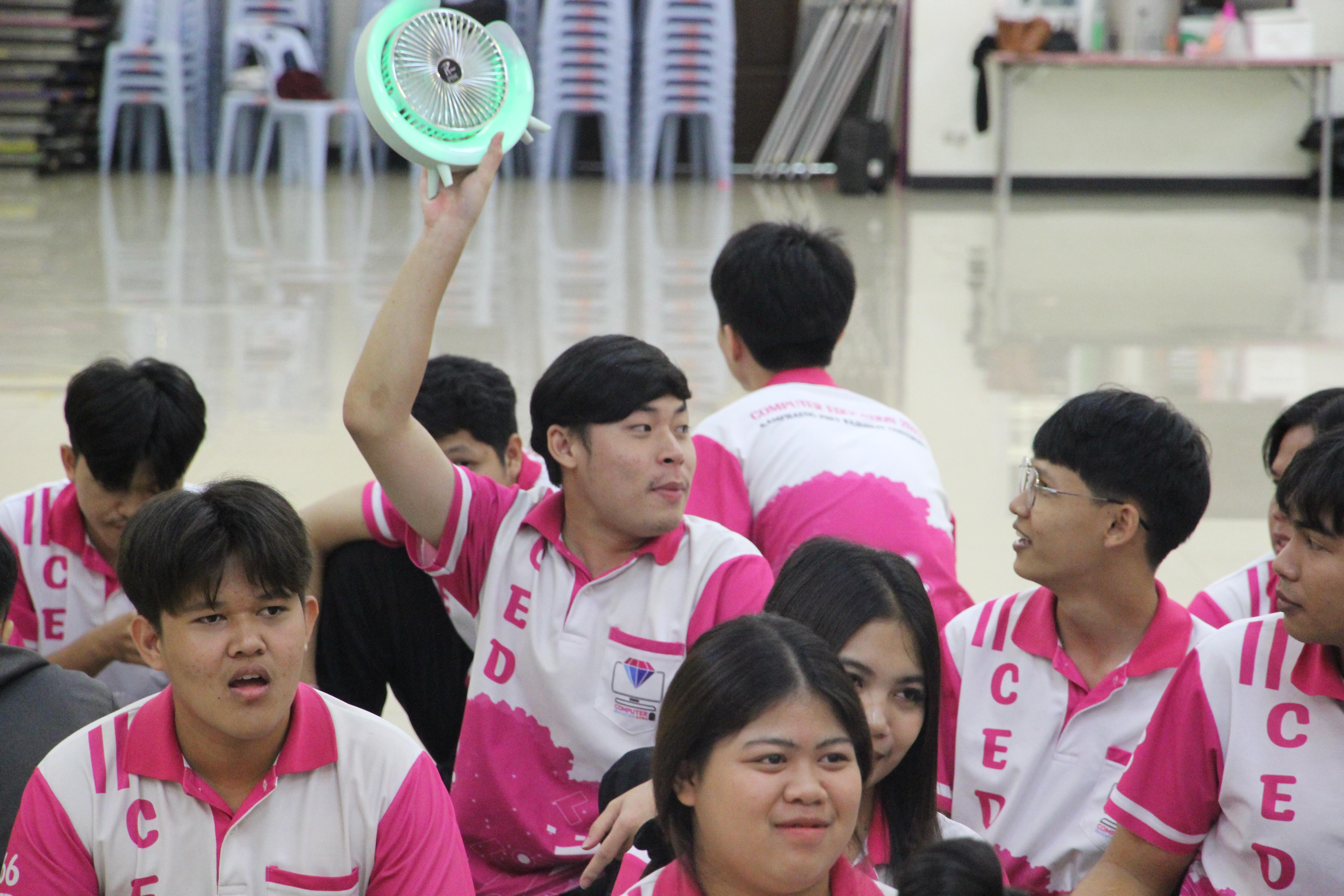 1559. กิจกรรมผูกข้อมือ 68