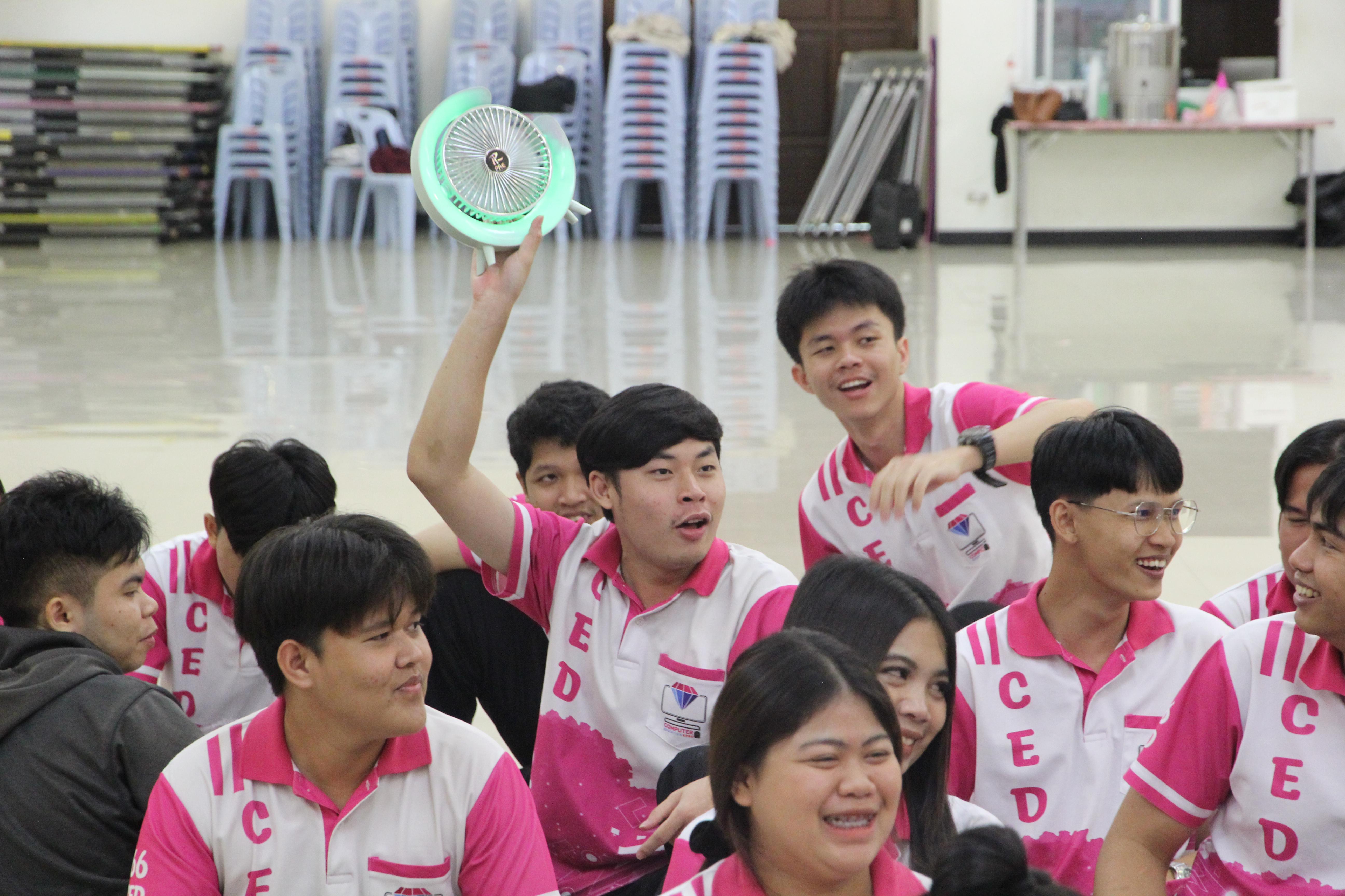 1560. กิจกรรมผูกข้อมือ 68